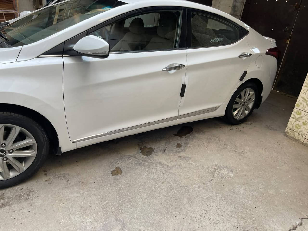 السلام عليكم ELANTRA 
2015 خليجي فول 1/1
محرك 2000 دوش مكفول بدون فتح  
ماشية 104 الف km 
 مي أخضر منضومة تبريد كلة جديد حت الفريز  جديد  تجي تلكا مو جديد  متاخذ السيارة  سفاري كاعية جدد  وياها كاعيات الشركة كاربت  وكتلوك الشركة 
رقمي : ***********
مكاني : بغداد حي اور 
السعر :116  وبيها مجال 
1_ ملاحضة : السيارة باسمي شخصيا رقم انكليزي مصفر غرامات 
مكفولة من ضربة وتبديل وصبغ  
بارد بسيط فقط 
2_ ملاحضة : منضومة زنون ضمان سنة
