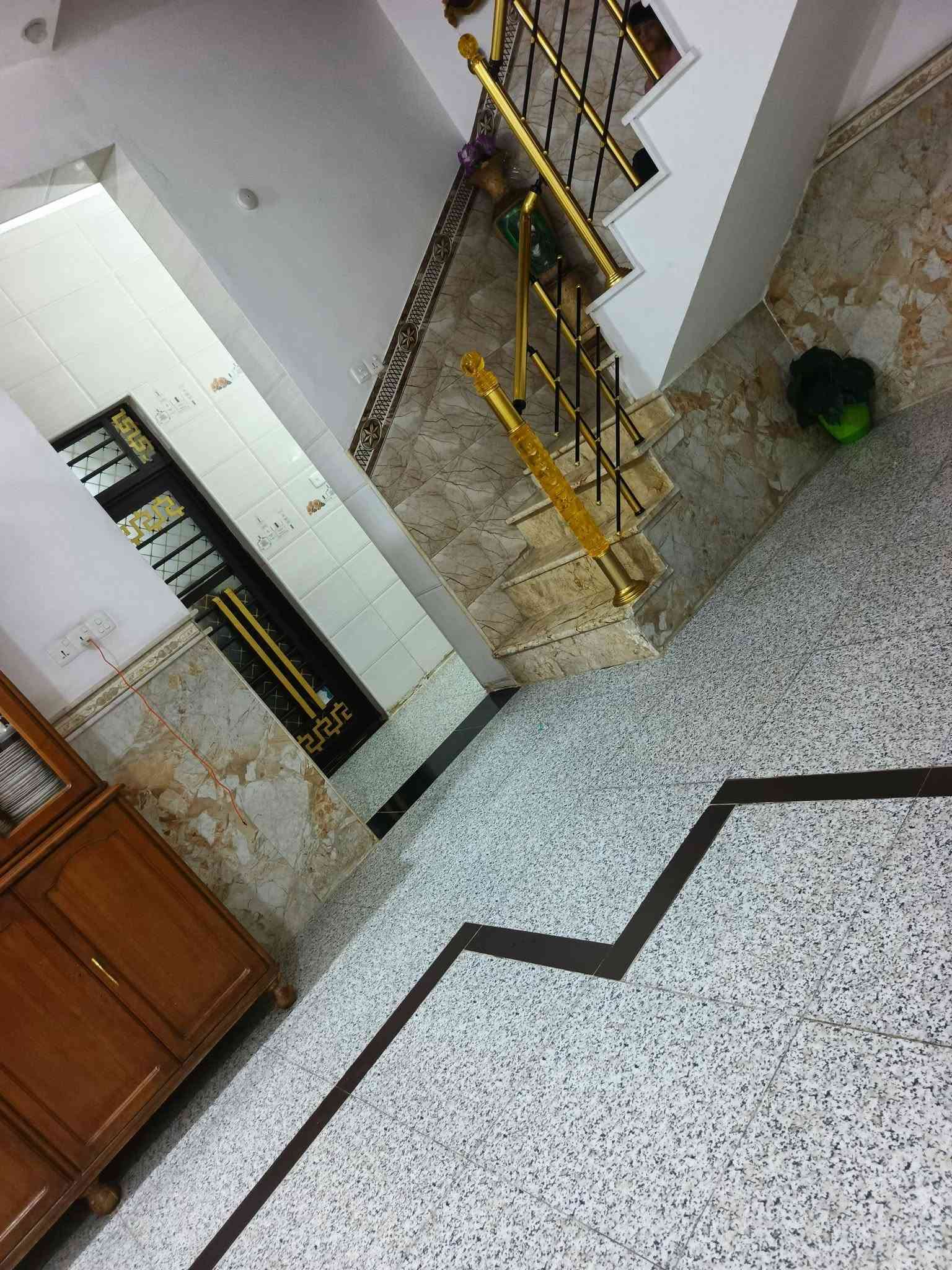 ياالله
سلام عليكم 
البيت البيع طابو صرف
مساحه((150)) متر بناء حديث
البيت طابقين 
يحتوي طابق أول 
استقبال وصاله ومطبخ وغرفة نوم
صحيات داخليه وصحيات خارجيه
طابق ثاني يحتوي على
ثلاث غرف نوم معه صحيات وصاله 
حي لحسين خلف مدينه ترفيهيه 
استفسار اتصل ((***********)) ((***********)) 
اخوكم أبو عراق الحلفي....

