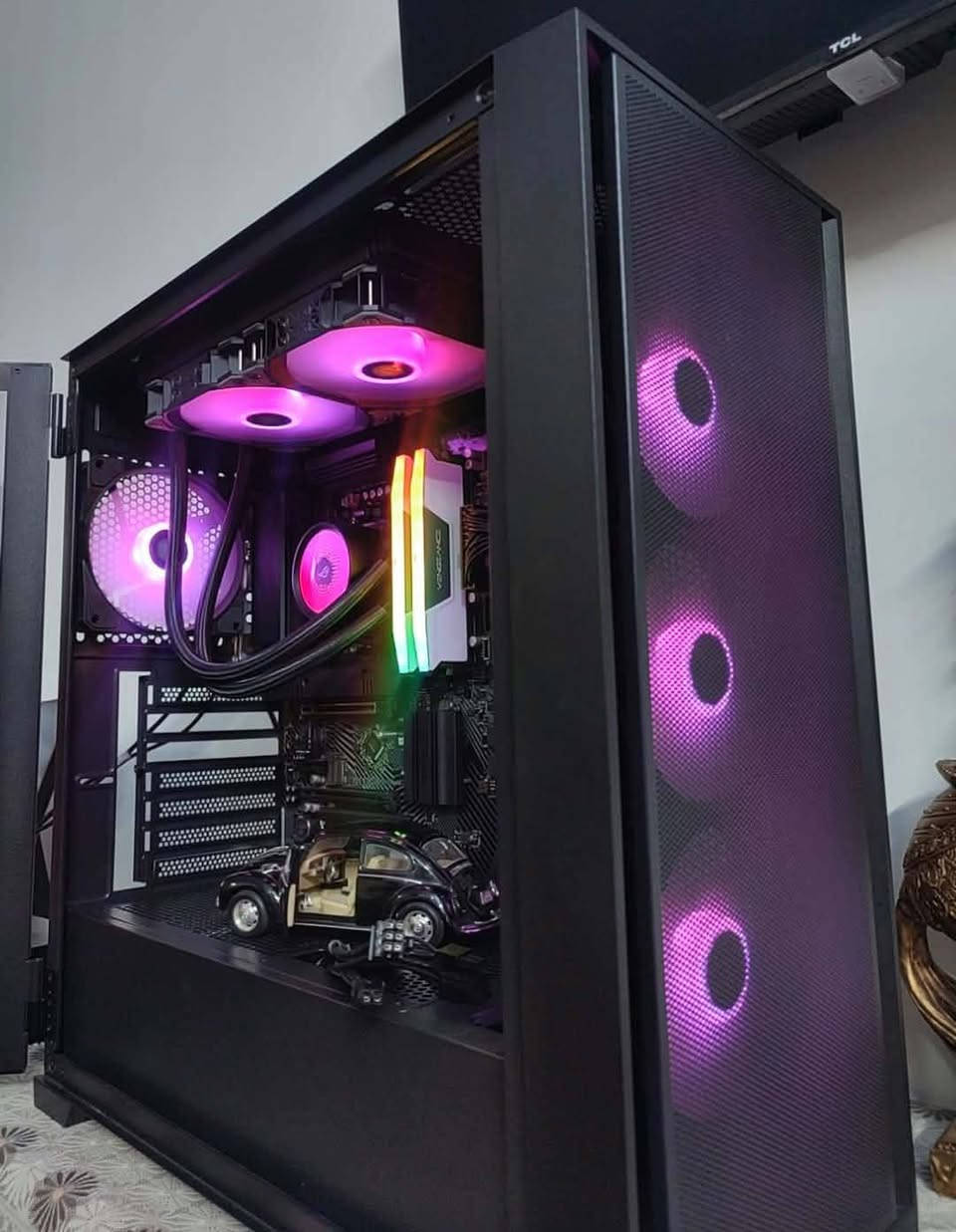 معالج R7 7700 • رام 32جيجا • مذربورد X670-E