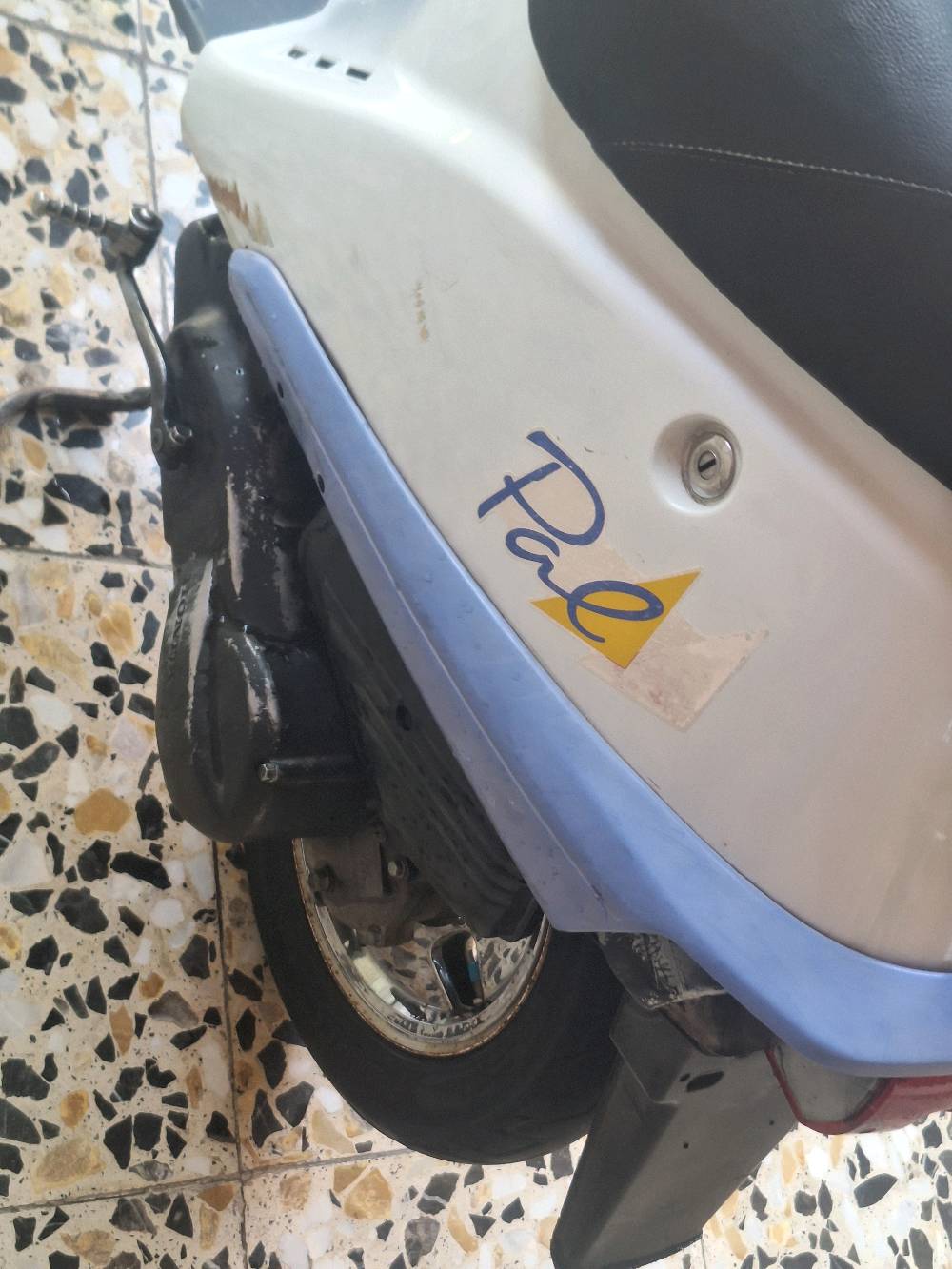 🏍️ النوع: Honda PAL
⚡ السرعة: توصل تقريباً 60 كم/س
🔧 المحرك: محرك Honda PAL 
📌 الحالة: مستخدمة، حسب الصور
💰 السعر: 400 ألف دينار عراقي قابل للتفاوض
📱 واتساب فقط: ***********
ملاحضة الدراجة بيهة ضربات بصيطة
للمهتمين، التواصل واتساب فقط