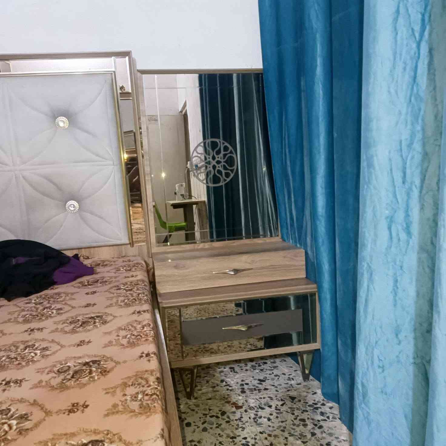 السلام عليكم غرفه تركيه للبيع  تسع 9 قطع نظيفه مثل ماواضح في الصور السعر 750 وبيها مجال للطبين هذا رقمي ***********
