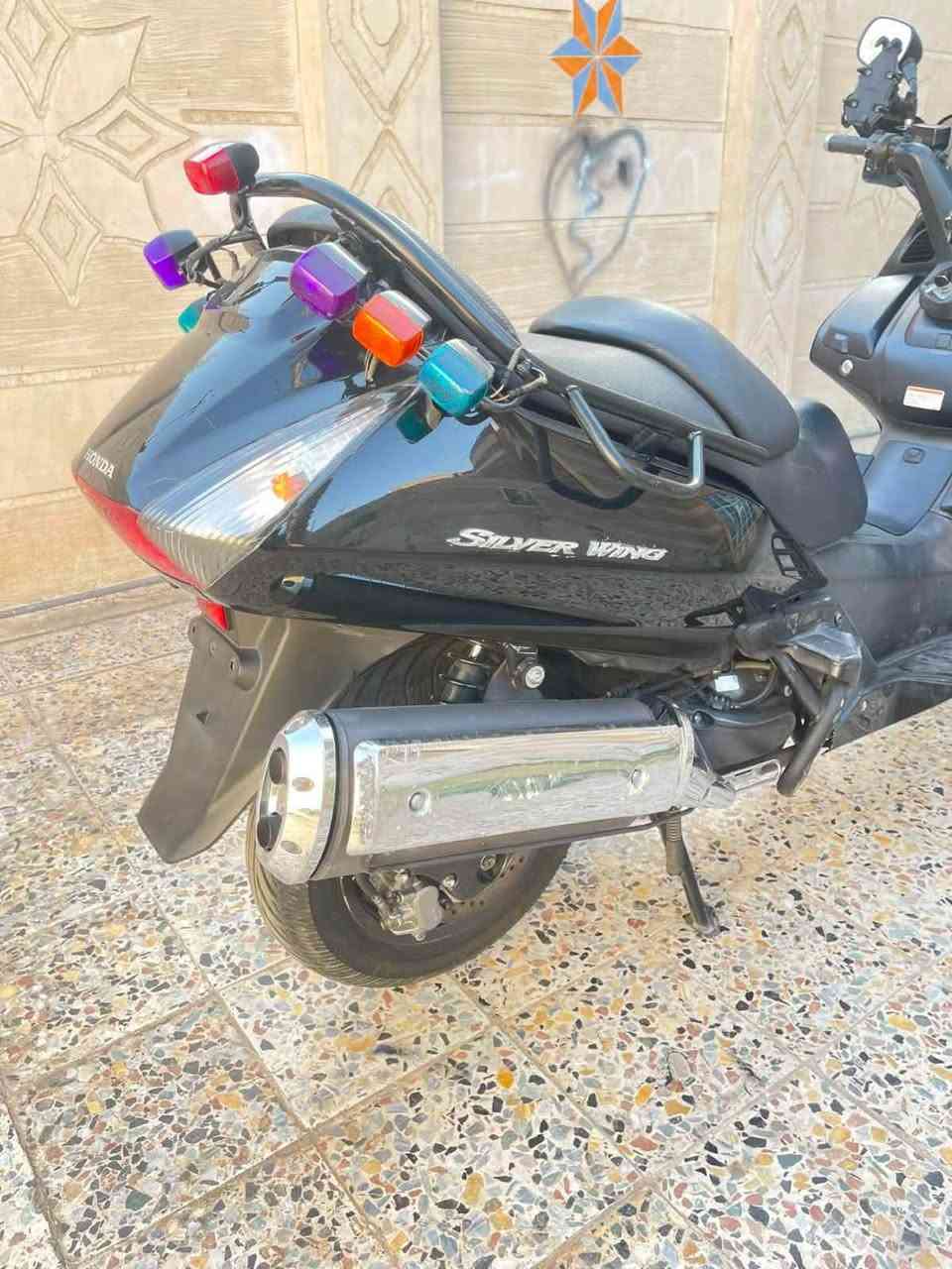 سلام عليكم شباب سلفر ونج بوليسي  
دراجه جديده ونضيفه ومكفوله كفاله عامه دراجه
مكينه 400cc
 ماشيه 30 الف حقيقي. 
السعر 26 ورقه وبيها مجال بسيط حك الجيه 
مكاني بغداد حي او(***********)
