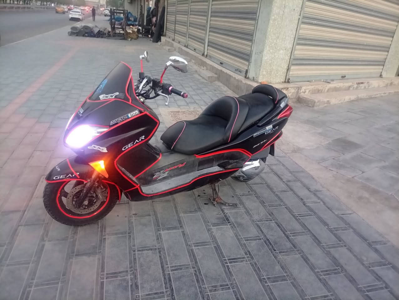 سلام عليكم فورزا 08ابلادي عميه مكينه مكفوله كلجات  جديده بدلتهن كفراتها نظيفه اشويه بس الحجل بيهن كسر قليل تايرات نضاف لايت زنون شلعه معدل دراجه خير من الله نظيفه كلش عندي بيه مكاتبه سعره 700وبيه مجال ومراوس هم اراوس مكانه بغداد سبع اقصور***********
