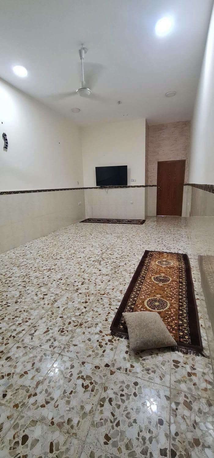 يالله بيت للايجار بعنانه قرب السيطره بناء حديث مساحه 230 متر
يحتوي على غرفتين 6 في 5 متر

 واستقبال وكلدور ومطبخ ومجمع صحيات داخليه وخارجيه وكراج سياره وحديقه كبيره 

 ويحتوي على سخان ومراوح عدد خمسه وسخان وتانكي وماطور البيت جاهز تجيب غراضك وتكعد ربع ماتخسر عليه 

سعر الايجار 325 وبي مجال 

لليرغب بالايجار او عرض عقاره للبيع او الايجار  مراجعة مكتب عقارات حسين المعموري 
او الاتصال على الرقم *********** او واتساب بادارة حسين المعموري والمحامي فاروق المعموري
