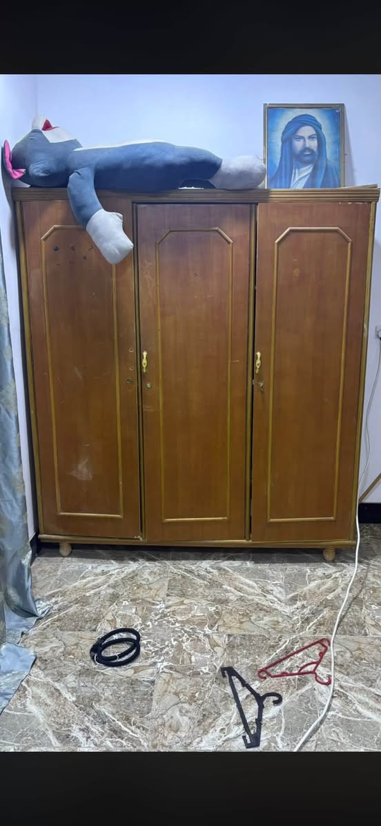 السلام عليكم كنتور خشب للبيع بعده نضيف ثلاث بيبان ماناقصه شي رايده ب150 وبي مجال قليل مكاني العماره العرضات *********** متواجد واتساب فقط
