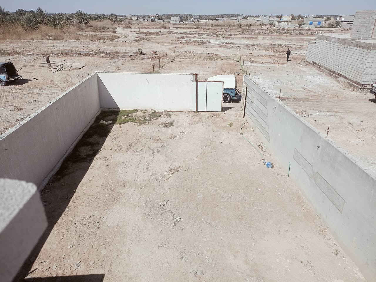 السلام عليكم بيت للبيع فقط 
 الموقع حي العهد خلف بنايه ابو فياض  الشارع الرئيسي تبليط بس الفرع مامبلط 
المساحه الكليه 400 متر البناء 160 
رباط وليس رفت طابو زراعي سند 25
حديقه خير من الله جبيره 
(مواصفات البيت البناء بلوك 
كلدور 2×2
استقبال 7×4
مطبخ 6×4
صاله 8×4
غرفه نوم 5+4
غرفه نوم 5×4 + حمام داخل الغرفه(سويت) 2×1/5
ترك وره البيت 8×3+مخزغ صغير + صحيات 
البيتونه 10×4 السقف سندويش + مخزن غراض فوك السطح 5×2
)  صحيات خارج البيت  2×2 
( كهرباء +مي+مجاري. جاهزه) 

نقص البيت صب الكراج مال السياره + الطرمه صب + تقفيل كهربائيات البيت فقط تغفيل   وتقفيل الصحيات فقط تقفيل 
الاارضيه بورسليت لبخ سمنت وبورك شبابيك جاهزه بوب خشب اصلي بوب المنيوم للصحيات 
للتواصل 
*********** واتساب فقط

