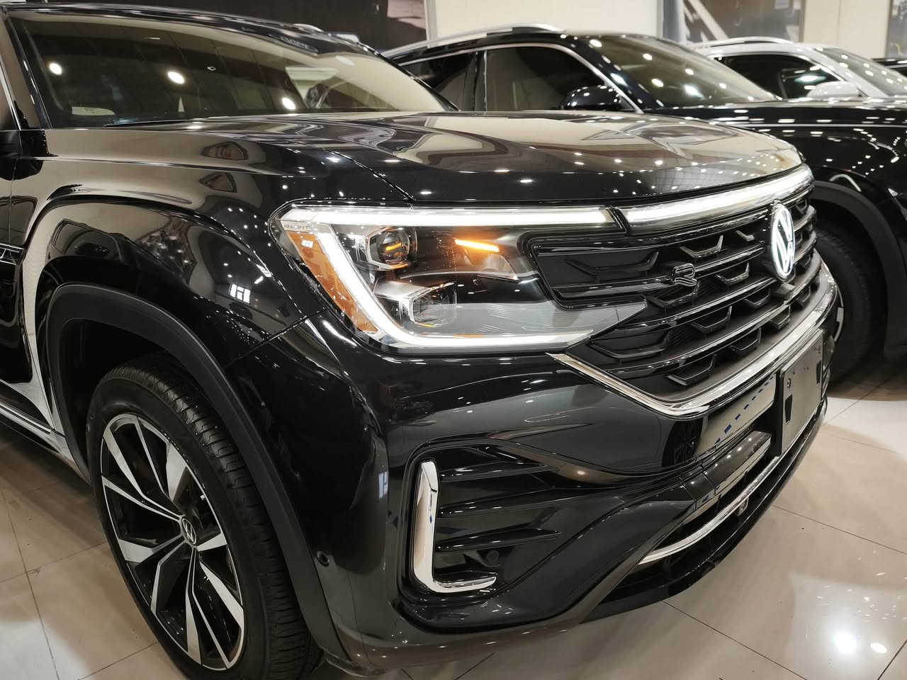 Volkswagen Atlas cross sport SEL Premium R-Line 2025مودیل
عداد المسافة : 13 الف مایل 
السیارة بدون صبغ و تبدیل 

اعلی المواصفات  SEL premium Rline 1/1 :
سقف بانوراما
داتاشو 
بصمة تشغيل
بصمة أبواب
تشغيل عن بعد (Remote Start)
صندوق شفط كهربائي
رادار أمامي (تحديد مسار)
رادار جانبي (نقاط عمياء)
رادار خلفي (تحذير من الاصطدام)
كاميرات محيطية 360°
سستم سماعات FENDER
تحكم وضعيات القيادة Drive Modes 
اوتو بارك Auto Park
تبريد مركزي لمس
كشنات ميموري
كشنات جلد
کشن تدفئة و تبرید
هاند بريك بصمة
Android Auto 
Apple Car Play 
مانع انزلاق+ABS
شاشة كبيرة لمس
حساسات خلفية+ كاميرا 
تحكمات استيرن
اوتو ستارت Auto start 
اوتو ستوب Auto Stop 
وبقية المواصفات المعروفة
‎‏‎ 
مکان سیارة اربیل
‎‏‎سیارة بدون رقم تترقم شمالي 
‎‏‎‏‎للاتصال والاستفسار
‎☎️کورك ***********
