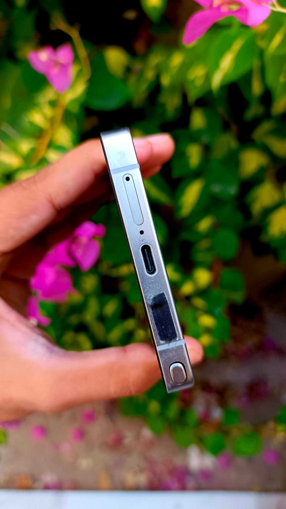 سلام عليكم 

 اخظر تيتانيوم S25 ultra  1TP شرق اوسط دبل sim ذاكره تيرا يعني 1024GB
الجهاز كامل ما بيه اي نقص مكفول من كلشي الجهاز مثل ما موضح بالصور.
 الجهاز نظيف بيه حمايه عدسات  وسكرين برايفسي وذني الملحقات يجن وياه.
(3 كفر ،وسماعه، وسلك الشاحن الاصلي، وشاشه حمايه مات طافي انته تركبهه).
ما متواجد عل فيس بس واتساب او اتصال. 
مكاني: بغداد الصابيات قرب مجمع بوابه الكاظمية.
واتساب:  ***********
او اتصال: ***********
السعر: 1325 وبيه مجال.
