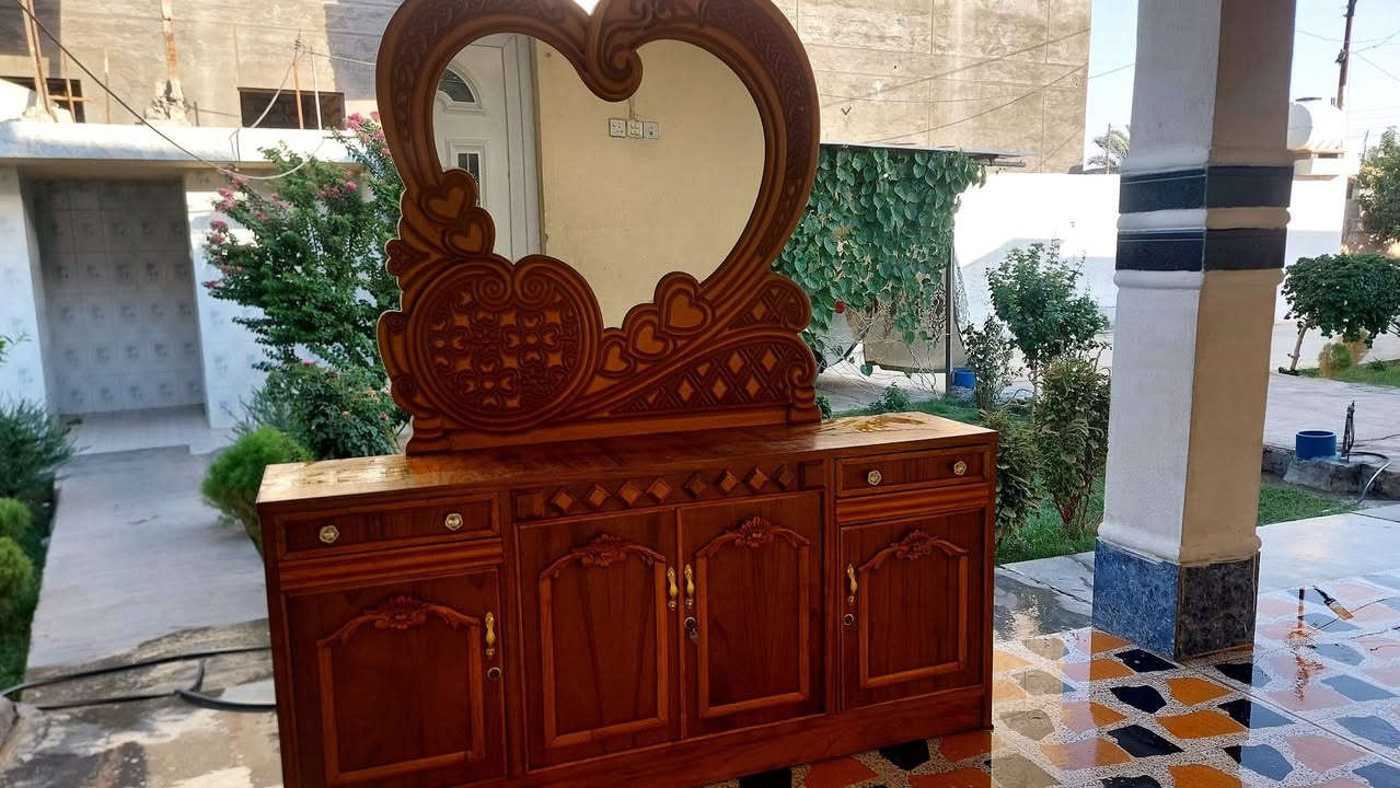 السلام عليكم                للبيع ميز مرايا احطاطه جديد السعر  150 مكان رمادي      ***********
