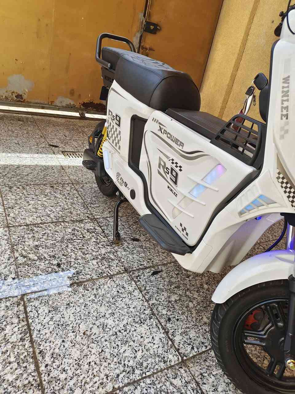 ⚡️ للبيع: دراجةشحن Rs9مدرع ابو الصندوق -موديل 2026 الجديد ⚡️
النسخة الأقوى والأسرع ابو الصندوق الوسطي للتخزين
الدراجة بحالة الزيرو (جديدة)
 العنوان (المكان): كربلاء المقدسة
🛠 المواصفات الفنية والأداء:
الملف نحاس ثقيل بقوة (2000W) 
السرعة القصوى: 109 كم/ساعة (حقيقية).
نظام القيادة: 4 سرعات مختلفة + خاصية الرجوع للخلف (بگ) +خاصية البارك(P)+ خاصية تثبيت السرعة .
البطاريات: طقم 5 بطاريات الحجم الكبير دبل (60V / 32A).
الحجم: 300-10 (أكبر حجم متوفر).
نظام الكبح: بريكات دسك هيدروليك (أمامي وخلفي) لأمان عالي.
الإطارات: تيرات جوبلس مع ويل كب مميز.
🌟 الإضافات والرفاهية:
التصميم: لون ابيض ملكي مميز (و الويل باللون اسود).
التحكم: تشغيل عن بُعد (بصمة) + مفتاح 🔑 + تشغيل ببصمة اليد + تشغيل عن طريق الموبايل بالبلوتوث كارت 
الشاشة: شاشة رقمية ذكية لعرض (السرعة، المسافة، مستوى الشحن، وكشف الأعطال).
الإضاءة: نظام LED متكامل (نهاري، ليلي، إضافي، وخلفي) مع دبل إشارة.
الأمان: جهاز إنذار ضد السرقة + قفل التاير الخلفي + قفل السرج والبطارية.
🔋 ميزات إضافية:
بايدر مساعد (يعمل على شحن البطارية أثناء القيادة).
نظام تعليق مريح (4 دبلات: 2 أمامي و 2 خلفي).

💰 السعر:
525 ألف دينار عراقي (وقابل للتفاوض البسيط للشراي).
📍 المكان: كربلاء
📞 للاستفسار والطلب: اتصل على الرقم ***********أو المراسلة خاص. فقط واتساب
