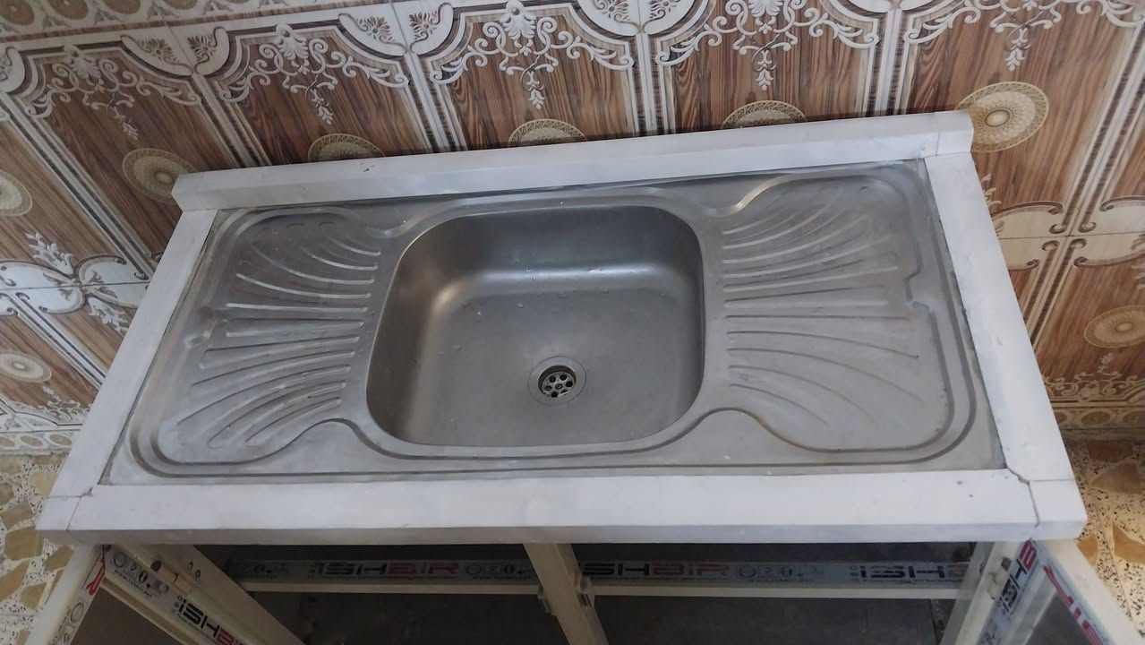 سنك وملحق ابو السلة متر و١٠ نضيف بغداد مدينة الصدر السعر ١١٥ بي مجال بسيط للتواصل خاص او واتساب ***********
