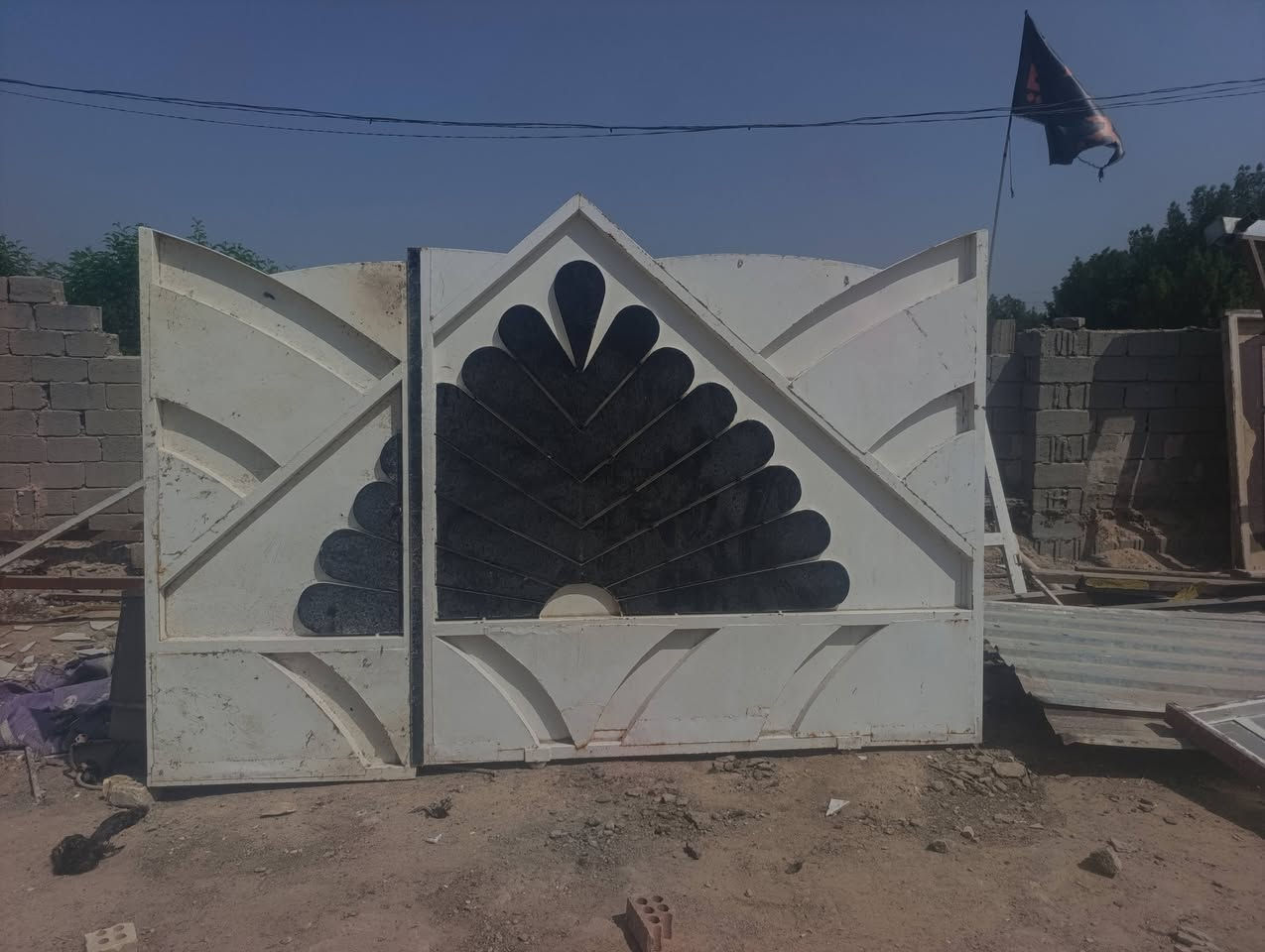 يوجد باب سلايت من الثقيل وشبابيك نضيفه للاستفسار الاتصال على الرقم *********** المكان النجف الاشرف حي الرحمه
