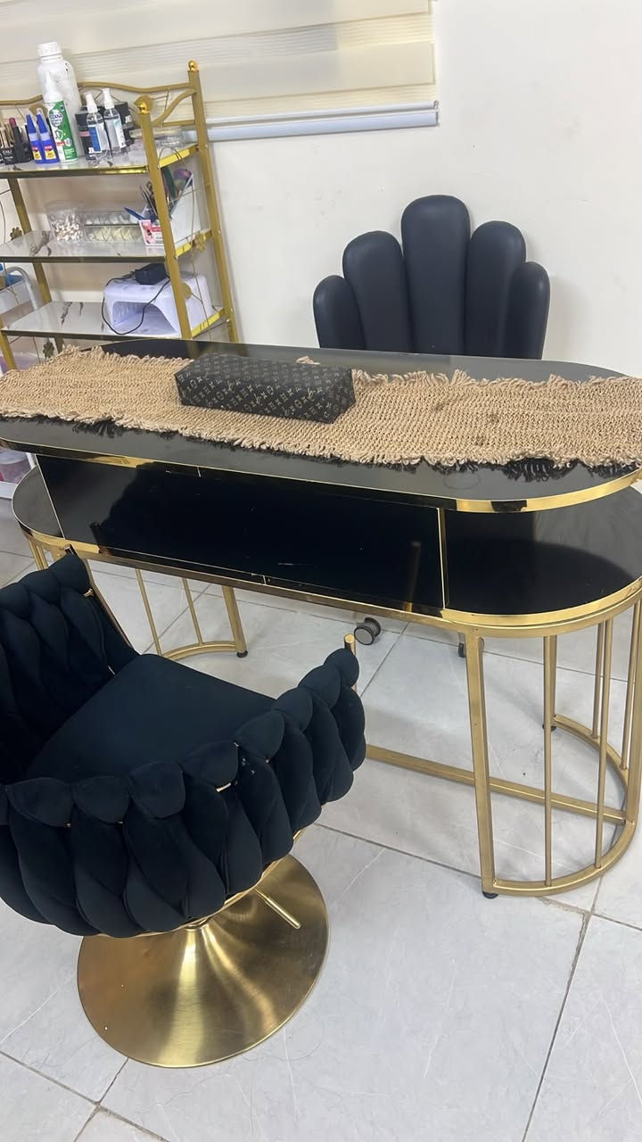 ثاث صالون جديده للبيع مشتريتهن قبل شهر موجودات في بغداد الدوره ,, للاتصال بام يوسف  واتس اب ***********
