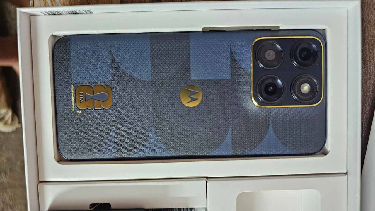 📱 للبيع: موترولا ايدج 70 فيوجن - نسخة كأس العالم (motorola edge 70 fusion - World Cup Edition)  
الجهاز بحالة ممتازة جداً واستخدام بسيط جداً، بطارية شبه جديدة!
🔹 مواصفات الهاتف التفصيلية:
النسخة: نسخة كأس العالم المتميزة (World Cup Edition).
الذاكرة والتخزين: ذاكرة عشوائية (RAM) 12 جيجابايت / مساحة تخزين 256 جيجابايت.  
الشاشة: دقة عالية 2772×1272 تردد 144Hz لسلاسة فائقة في الألعاب والتصفح.  
البطارية والشحن: سعة 5200 مللي أمبير مع دعم الشحن السريع، نسبة صحة البطارية 100% (عدد دورات الشحن الكاملة 15 دورة فقط، تاريخ أول استخدام 18 تموز 2026).  
الكاميرات:
الأمامية: 32 ميجابكسل  
الخلفية: 50 ميجابكسل + 13 ميجابكسل  
النظام: أندرويد 16 (Android 16).  
الشريحة: يدعم شريحتي اتصال (Dual SIM).  
الملحقات: الملحقات الكاملة متوفرة مع الجهاز (الباكيت والشاحن الأصلي والسماعات من انكر).
📍 المكان: بغداد.
❌ التوصيل: لا يوجد توصيل (الاستلام والتسليم يدوي فقط).
💰 السعر: (أضف السعر المطلوب هنا)
📞 للتواصل والاستفسار: يرجى المراسلة على الخاص أو الاتصال على الرقم: (***********) بغداد, العراق

