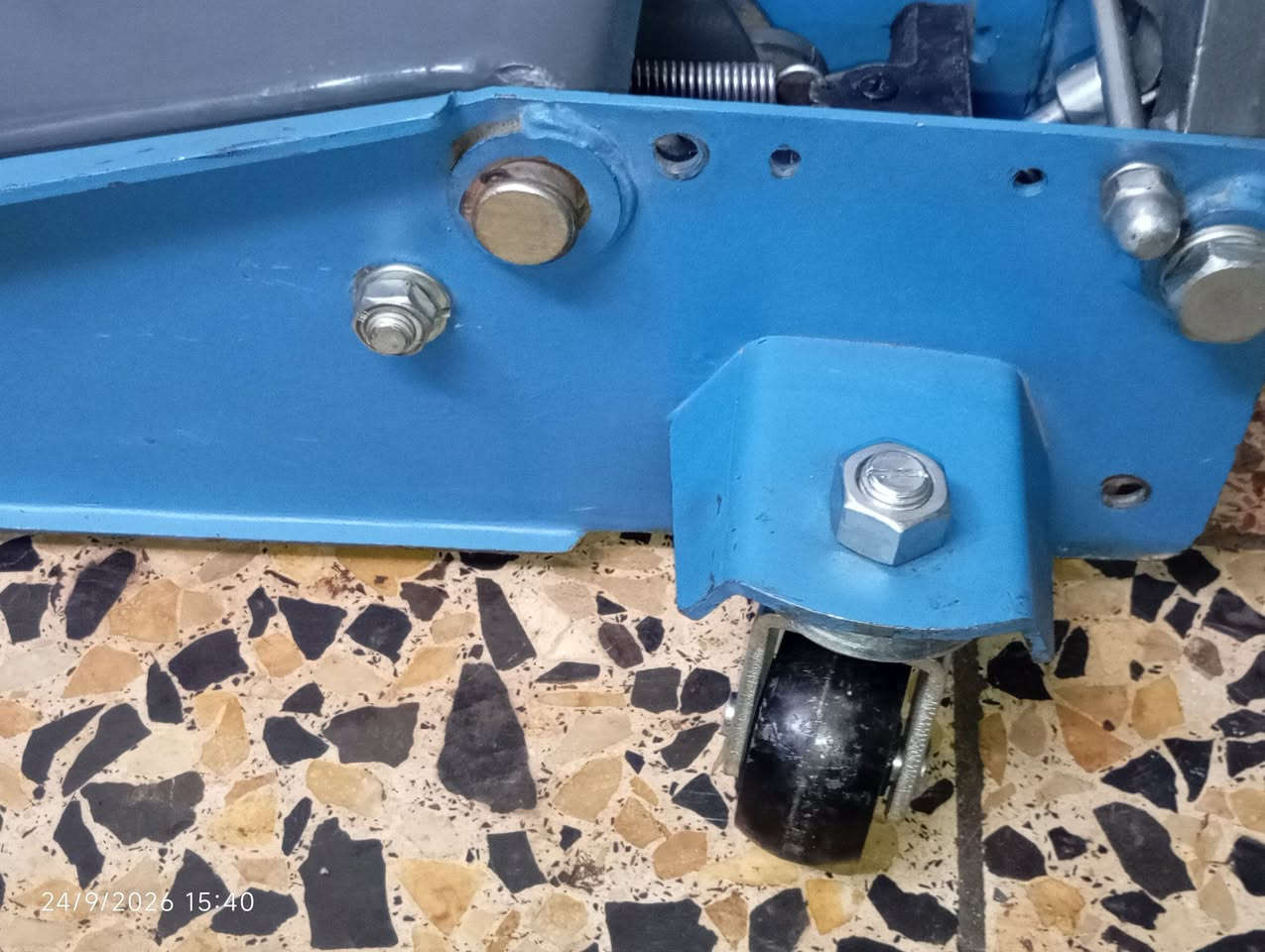 ⭕ يوجد توصيل لكافة المحافظات جك عربانة دبل بستم 3 طن جديد مستعمل فقط مرة واحدة خالي من أي نضوح شرط الفحص أمام المندوب 
السعر 100 ألف 
***********

نص مكتوب في الصور:
- 24/9/2026 15:40