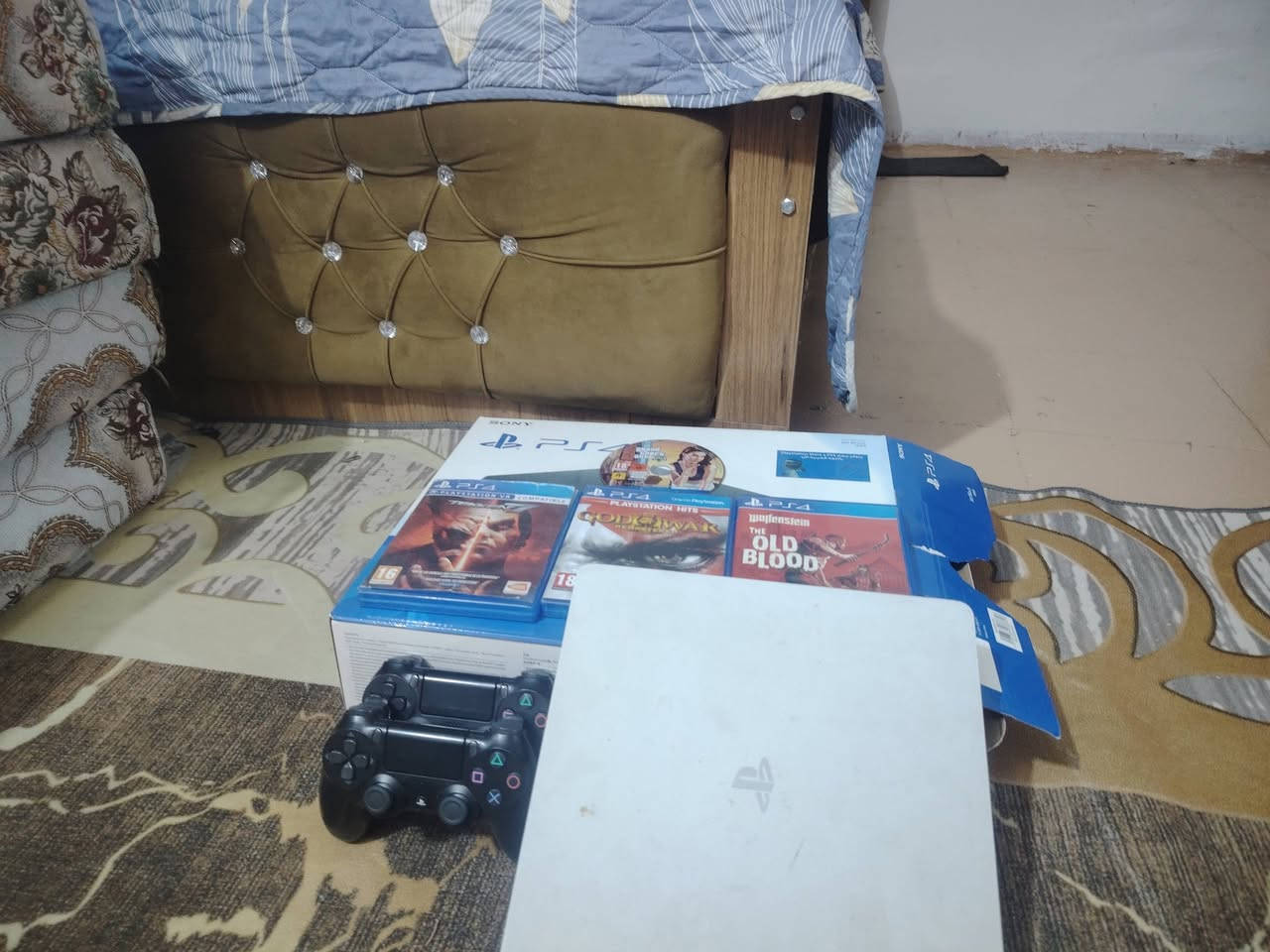 سلام عليكم بلي فور سلم اونلاوين نضيف البلي
يحتوي على4 اقراص ويدات عدد 2 تجاري بلي كامل ملاحقاته
1-قرص تكن مصارعه 
2-قرص كريدوس جزء ثالث 
3- قرص حرب 
4-قرص درايفر جي اتي اي 5
امانه الله اقرصه جديدة 
السعر: 325 وبيه مجال للطيبين 
العنوان:  البصرة الزبير محله الشمال
الرقم: ***********
