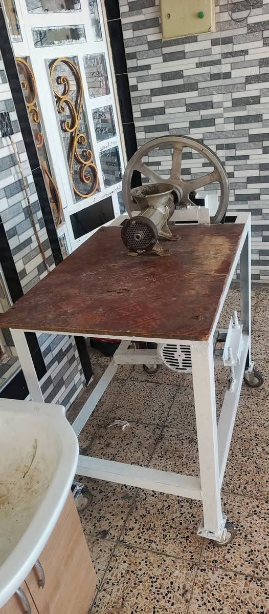 للبيع حجم 32 السعر 200 وبيها مجال بسيط ***********
