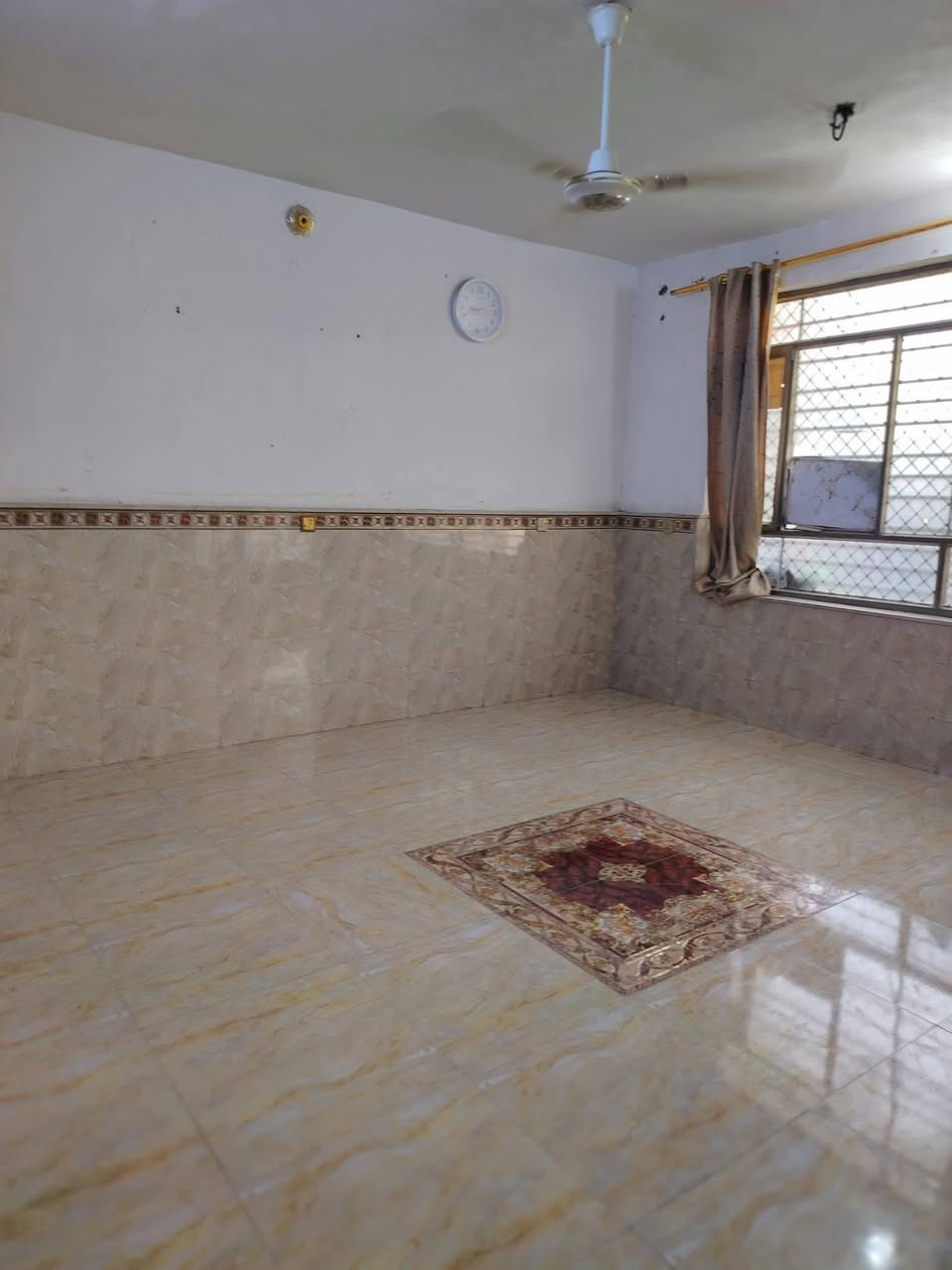 السلام عليكم  بيت 150 ليجار متر طابق واحد 
1 غرفة نوم و استقبال و حولي مطبخ كل غرف 7×7
حمام و  حديقاة 
كاشي و سرامييك  خدمات البيت 1 تانكي 2 ماطور 3 كيزر 

البيت كامل يعني جيب غراضك و كعد 

مكان البيت بغداد الزعفرانيه  قرب حسينيت المام المهدي 
شار سكلت ابو سعد المالكي 

الستفسار اكثر اتصل وبيك خير وتدلل  ***********
