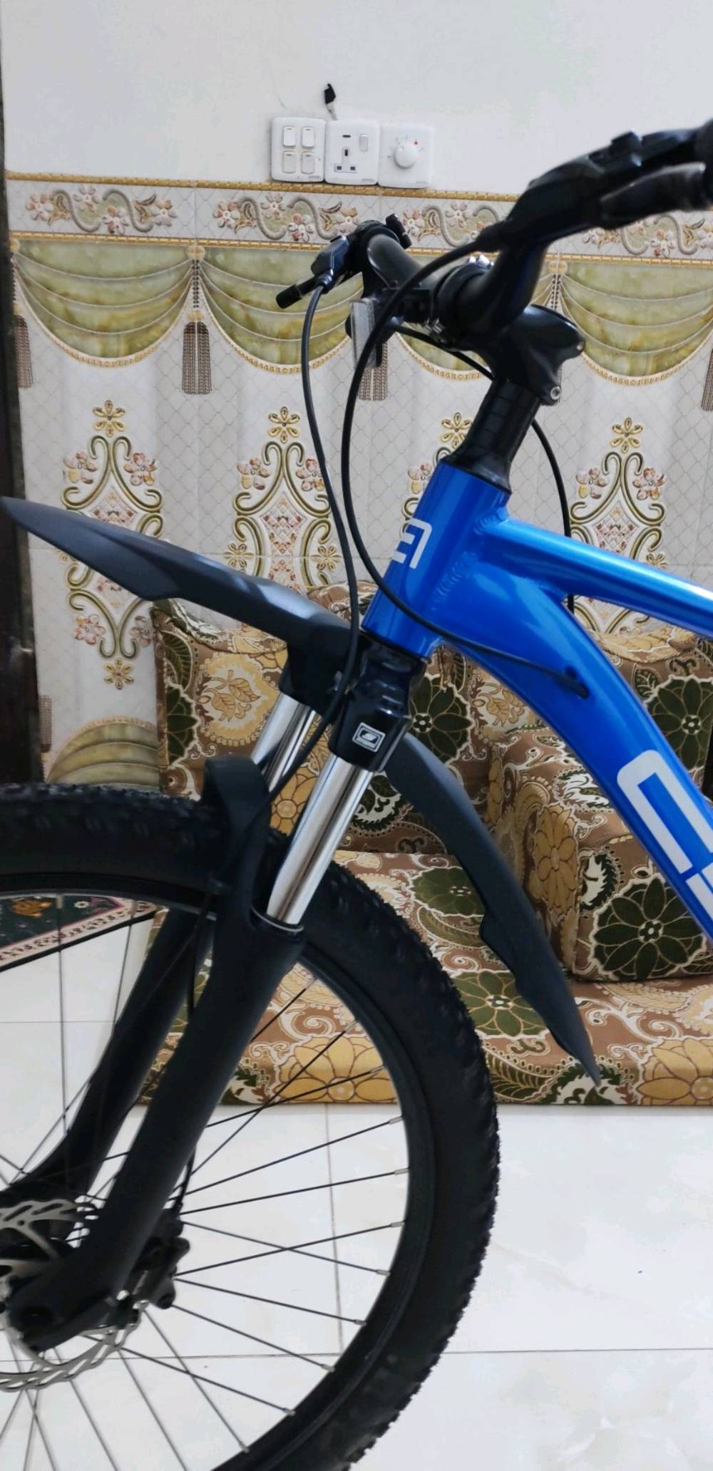 السلام عليكم 
بايسكل ceres ياباني حجم 27.5 جبلي درجة اولى كلش نظيف استخدام 3 أشهر اخذته من تيزاب جديد
مواصفاته بالصورة
والصور ذني اول ما وصل
وهذا فيديو قبل كم يوم صورته
فقط البريك الخلفي بي مشكلة 
مشتريله قفل وجاملغات امامي وخلفي
مكاني كربلاء المقدسة
اريده ب 210 نهايته من الاخير الله يخليكم لا تكسرون بي الجديد مالته يوصل فوق ال 315 هو والغراض وين تحصل بهيج سعر المنيوم وياباني وبالنسبة للاستعمال مو ثقيل يعني مسافات قليله امشي بي وما متعوب ولا مقلوب بي اني ولا بي اي ضربه 
سبب البيع حجمه ما يتناسب وياي 
 هذا رقمي0783069087
