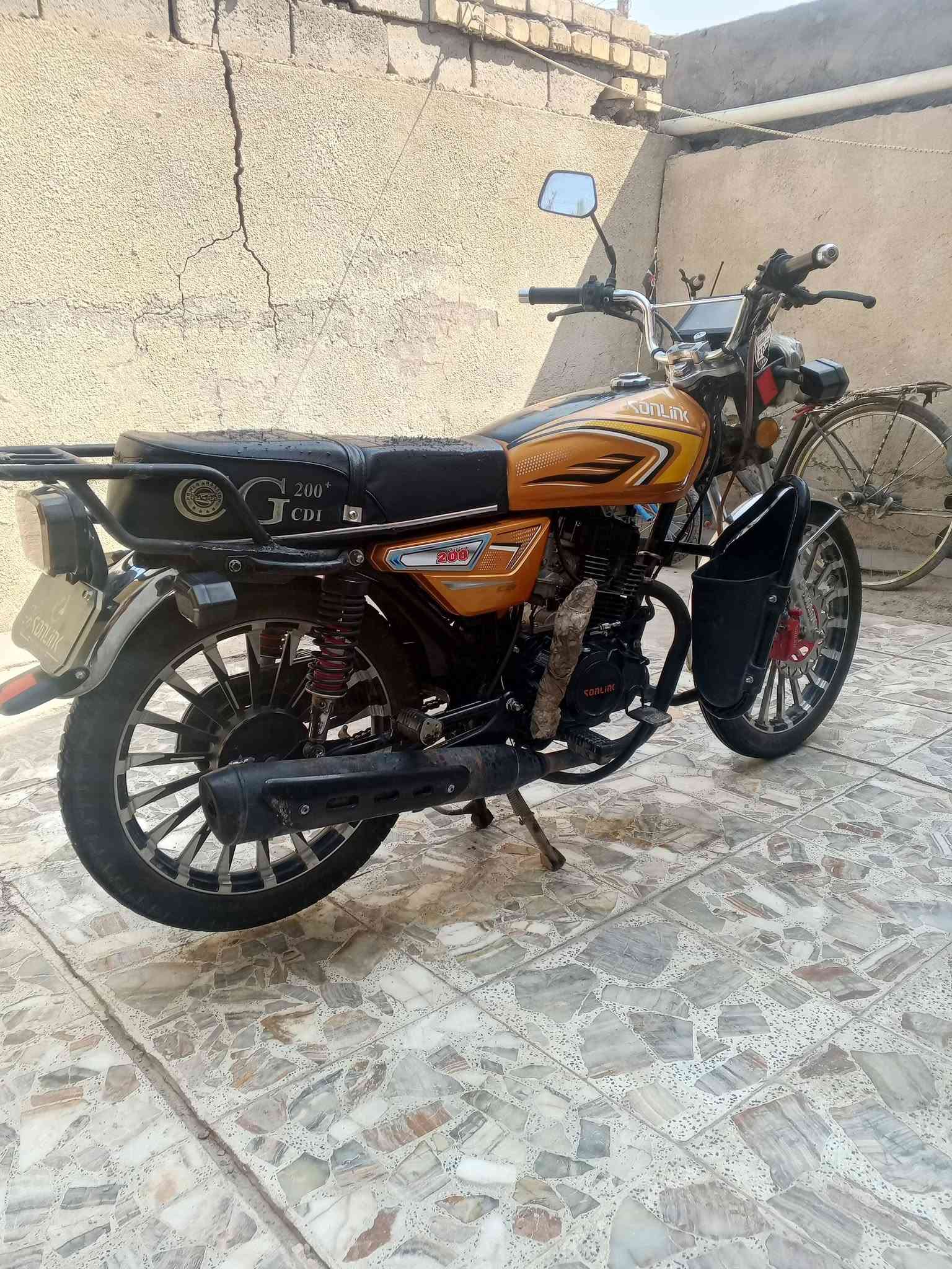 🏍️ للبيع دراجة سونك موديل 2025 
دراجة سونك 200cc موديل 2025، نظيفة ومرتبة وحالتها جيدة جداً، مثل ما واضح بالصور  واوراق منفيس كارتون موجوده ومكاتبه شراء موجوده ومكفوله ✨

🔸 موديل: 2025
🔸 المحرك: 200cc
🔸 تشغيل وأداء جيد
تخم تايرات جديد قبل شهر شديتهن 
🔸 الدراجة جاهزة للاستخدام
الدراجه فقط بيها ملاحظات 
المازده طاكه من جهة وحده بس طبيعي تشتغل عالي ناصي اشاره وميحتاج تبدلها 
والكير مال نمره الي يرجع طاك بس ميحتاج تبديل لان نمره سهله وطبيعي وتبديلها ميكلف ١٠ بس 
والدراجة مبدل الها كازكيت فقط كازكيت فقط 

💰 السعر: [650 الف] وبيها مجال للشراي 

📍 الموقع: سبع البور – ال4000
📞 للتواصل: [***********]
