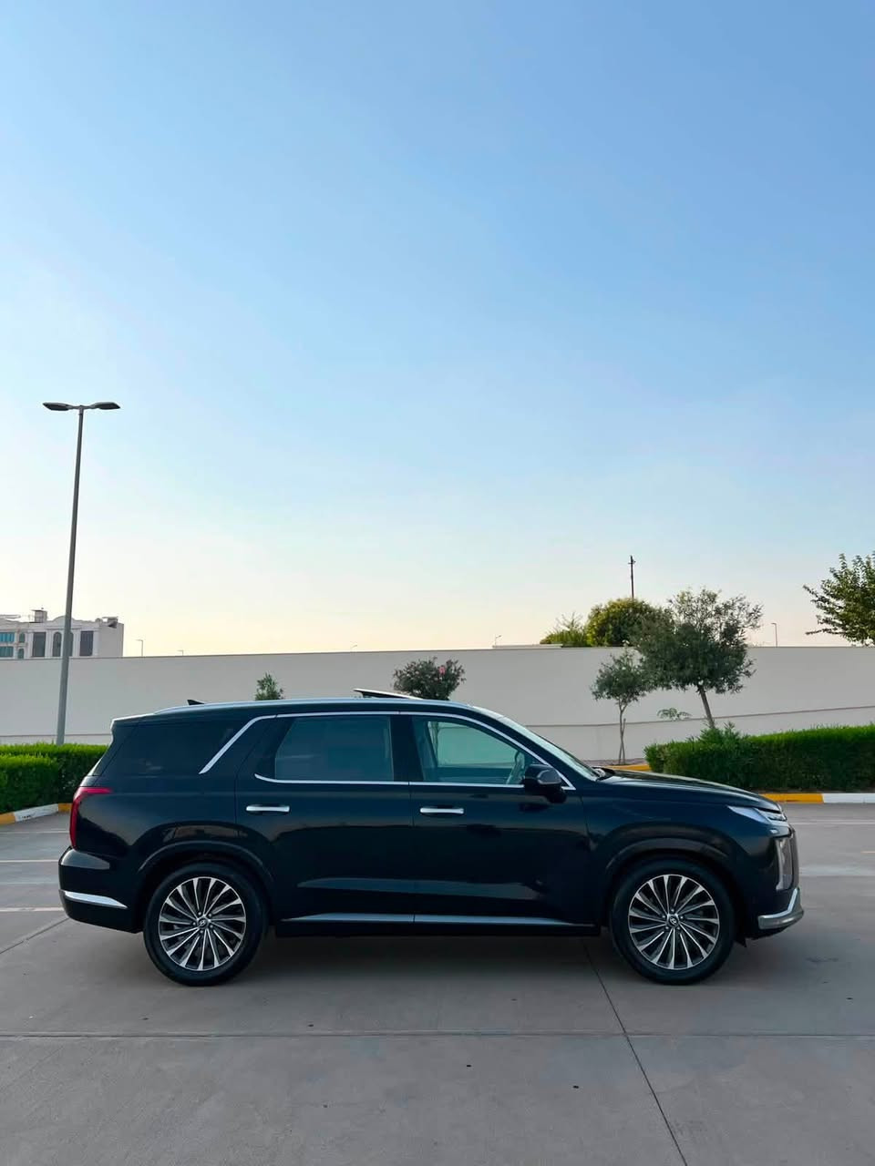 🚘 للبيع | هيونداي باليسيد Calligraphy 2024 (فل أوبشن)
للبيع هيونداي باليسيد Calligraphy موديل 2024، أعلى فئة، وارد أمريكي، لون نيلي، سيارة نظيفة جدًا ومزوعة للآخر بكل المواصفات.

المواصفات:

* محرك 3.8 لتر V6
* قير أوتوماتيك 8 سرعات
* دفع رباعي AWD
* 7 مقاعد (كابتن سيت)
* جلد نابا فاخر
* سقف بانوراما مزدوج
* شاشة 12.3 إنج
* عدادات ديجيتال 12.3 إنج
* هيد أب دسبلي (HUD)
* كاميرات 360°
* كاميرا النقطة العمياء داخل العدادات
* نظام صف أوتوماتيكي (Remote Smart Parking Assist)
* رادار أمامي
* مثبت سرعة ذكي
* نظام المحافظة على المسار
* فرملة طوارئ أوتوماتيكية
* مراقبة النقطة العمياء
* تنبيه حركة المرور الخلفية
* حساسات أمامية وخلفية
* تشغيل وباب بصمة
* تشغيل عن بُعد
* تبريد وتسخين للمقاعد الأمامية والخلفية
* مقود مدفأ
* ذاكرة لمقعد السائق
* تحكم كهربائي بالمقاعد
* مكيف ثلاث مناطق مع فتحات للصفين الثاني والثالث
* نظام صوت Harman Kardon الفاخر
* Apple CarPlay وAndroid Auto
* شاحن لاسلكي
* منافذ USB-C لجميع الصفوف
* إضاءة داخلية Ambient
* باب خلفي كهربائي مع حساس فتح
* مرايا كهربائية قابلة للطي مع تسخين
* إضاءة LED كاملة
* جنوط 20 إنج
* أوضاع قيادة متعددة (Eco / Comfort / Sport / Smart / Snow)
* مثبت نزول المرتفعات
* 10 وسائد هوائية

السعر: 265 ورقة، وبها مجال بسيط للجادين.

الموقع: البصرة.

التسجيل: رقم أربيل، باسم كردي، تحويل ثاني يوم.

الوارد: أمريكي.

الحادث: طخة جام لغ فقط.

للاستفسار : ***********
