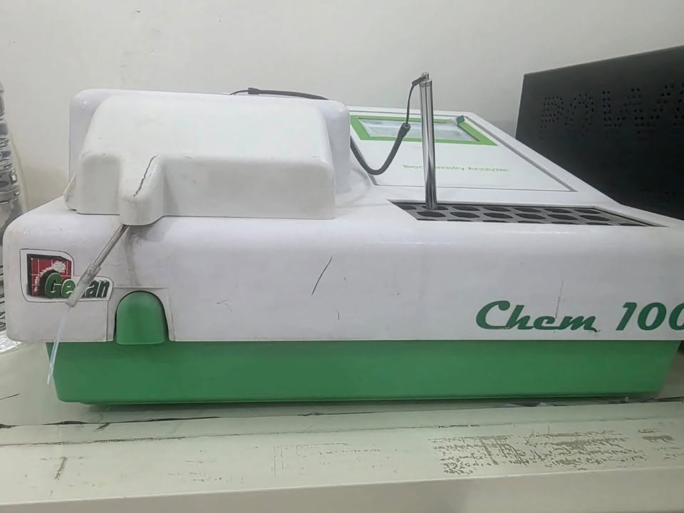 الجهاز مستعمل فتره قليله جدا ونظيف / شغال 100% مع تجربة والفحص
(Semi-Automatic Biochemistry Analyzer) Chem 100 (Gesan / Gesan Chem 100)
نوع الجهاز: Semi-Auto Biochemistry Analyzer (نظام مفتوح Open System يقبل العمل مع محاليل كافة الشركات).
 طرق الفحص (Assay Methods): يدعم قياس (End Point, Fixed Time, Kinetic, Multi-Point, Blank Subtraction).
 واجهة الاستخدام: شاشة لمس ملونة (Touchscreen) تفاعلية وسهلة الاستخدام، مع قوائم مخصصة للفحص، التعديل، وسحب المحاليل.
 الحاضنة المدمجة (Built-in Incubator): يحتوي على فتحات تحضين أنابيب مدمجة في جسم الجهاز لتثبيت درجة الحرارة (37°C) قبل القراءة.
 الطابعة الداخلية: مزود بطابعة حرارية مدمجة (Built-in Thermal Printer) لطباعة النتائج فوراً.
 الخلية الضوئية ونظام السحب: نظام سحب عبر مضخة 연동ية (Peristaltic Pump) وخلية تدفق (Flow-cell Quartz) دقيقة وموفرة في استهلاك المحلول، مع زر سحب (Aspiration Switch).
 المرشحات الضوئية (Filters): يدعم أطوال موجية متعددة تشمل الفحوصات الروتينية (340، 405، 492، 510، 546، 578، 620 نانومتر).
 الفحوصات التي يجريها:
 وظائف الكبد (GOT, GPT, Bilirubin, Albumin, Total Protein...).
 وظائف الكلى (Urea, Creatinine, Uric Acid...).
 الدهون (Cholesterol, Triglycerides, HDL, LDL...).
 سكر الدم والإنزيمات.

سعر الجهاز :- مليون و250 الف وبي مجال بسيط … 

للتواصل على هذا الرقم : ***********
