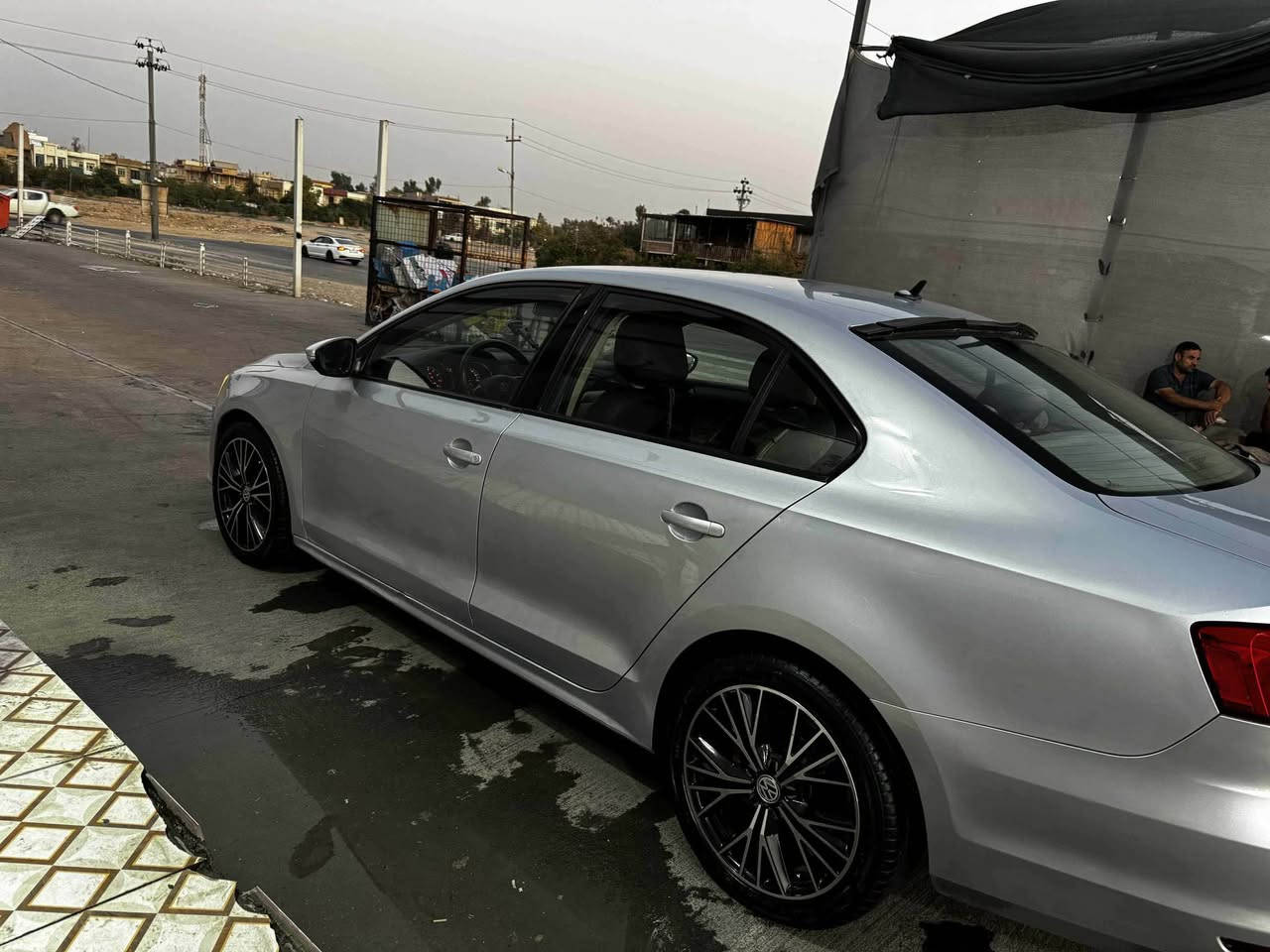 Jetta 2015 فرۆشتنی خێرا
گێر ومەکینە و تەبرید بڕاوە وەرگەران و شان و سەقفی بە شەرت مەکینە 20 بێ تۆربۆ مەرغوب پێشو پشتی کەپسە (٥پارچە سبوخ )بێ ژورێ بە ناوی خۆمانە (300$) غەرامە پاش مەحامەلە دەگەرێتەوە  
هەرزانترین نرخ 84$ مەجالێکی کەم 
رەقەمی خاوەنی (***********)(***********) أربيل, العراق
