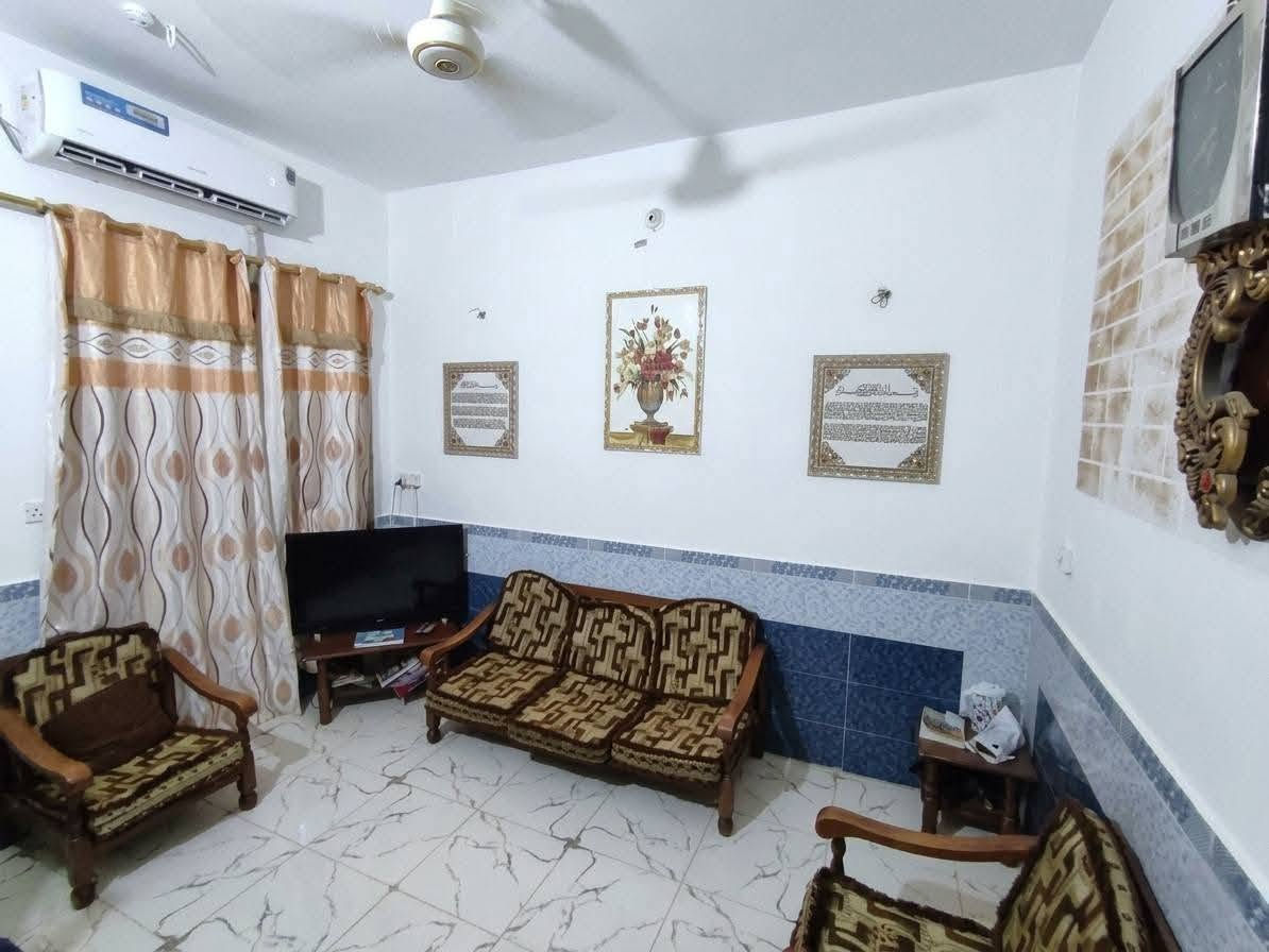 🟥 مشتمل للبيع 🏠
🔸مساحة 100 5×20
🔸متكون من طابقين والثالث سطح

🔸الطابق الاول--
ستقبال + صالة + مطبخ + غرفة نوم + صحيات
🔸طابق الثاني غرفتين نوم وسطح 
🔸سنة البناء 2021
🔸تبليط ومدارس وخدمات كاملة 
🔸العنوان: الكوت- الحوراء (زين القوس) شارع الملا
🔸السعر 90 مليون 
🔸للتواصل ***********
