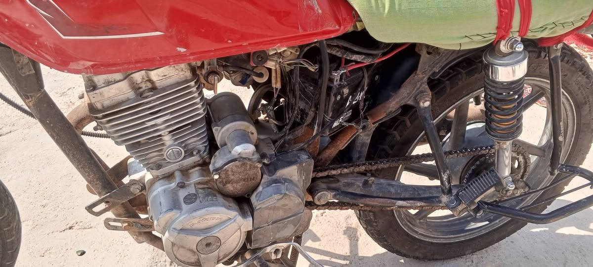 دراجه محرك ستوته نظيف 
تواير ويل كب دراجه مشيه حلو 
وراق سعره 350عنوان كوت شارع نفط 
***********مامتواجد فيس
