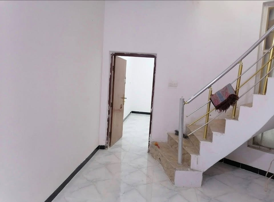 بيت للبيع حي الفرات قرب كلية الطب الفرع التبليط العريض مدخل الفرات قرب متوسطة الاقصى ثاني بيت عن الركن

المساحة 121 متر  
طابق واحد كونكريت مسلح البيت نظيف جداً
ارضيته جديدة
غرفة و صالة و استقبال و مطبخ و حمامات داخلية و خارجية و طارمة
البيت فارغ و جاهز للسكن
السعر 120 مليون قابل للتفاوض
اني صاحب البيت مو مكتب للاستفسار 
***********
