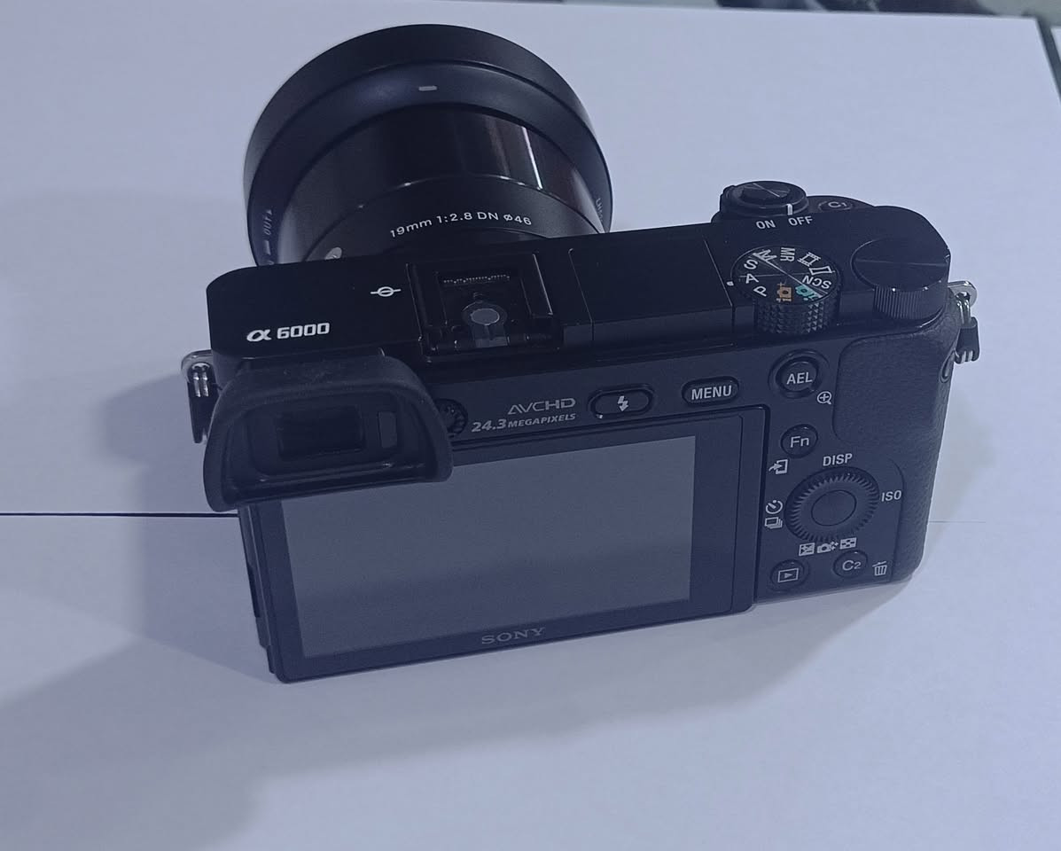 بكج Sony a6000 شبه جديد (شتر 3450) + عدستين Sigma وملحقات
كاميرا وعدسات بحالة الوكالة (نظافة 100%)، استخدام خفيف جداً وجاهزة للتصوير الفوري.
المحتويات:
بودي Sony a6000 (عداد الشتر 3450 صورة فقط - مرفق الفحص).
عدسة البورتريه Sigma 30mm f/1.4 (مع الكارتون الأصلي، الهود، والأغطية).
عدسة الوايد أنجل Sigma 19mm f/2.8.
ملحقات كاملة: جنطة، بطارية، شاحن، 16 GB رام SD، حزام، و9 مسحات تنظيف سنسر.
أسعار البيع (نقداً فقط - بدون مراوس):
البكج كامل (الكاميرا + العدستين + الملحقات): 1,000,000 دينار.
الكيت الأساسي (الكاميرا + عدسة 19mm + الملحقات): 590,000 دينار.
عدسة Sigma 30mm f/1.4 فقط: 420,000 دينار.
الاستلام والتوصيل: فقط داخل بغداد فحص واستلام باليد، أو توصيل عبر تطبيق (بلي) بعد تحويل المبلغ Qi card.
سبب البيع: لعدم التفرغ.
للتواصل: (رسائل أو واتساب *********** ).
