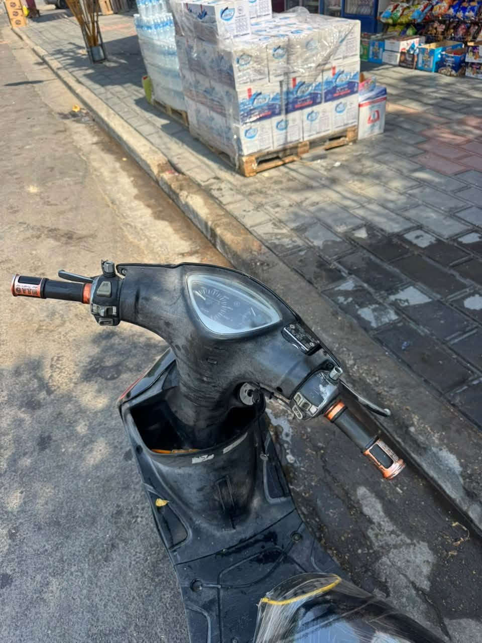 سلام عليكم ماكس عدلة للبيع دراجة حلوه مرتبه نكره سلف ناشفه بيه وياله رياضي كشن رياضي كلجات رياضي  زوج تايرات جديد كهربائيات كلهة شغاله سعرها ٥٥٠ وبيها مجال بسيط كلش مكاني كاظمية ***********
