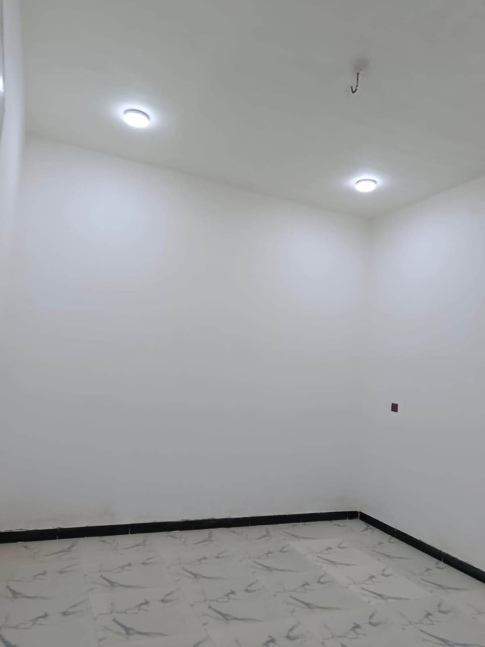سلام عليكم بيت 🏠 للبيع مساحة البيت 200 متر 
 بسمي 

غرفتين وصاله وحمام ومطبخ طابق ونص 200 متر

العنوان الديوانية بمجمع الروان بيت ممسكون جديد 🆕 

مبني 2025 ممسكون وله يوم البيت مفول جاهز منكلشي 

ماي كهرباء بي ماطور مال ماي من كلشي جاهز صحيات 

جاهزات كهربايت جاهزه فول شغل حديث العنوان الديوانية مجمع الروان 

 السعر 115 مليون بي مجال 🥇
لاستفسار عن البيت اتصل ***********

***********

