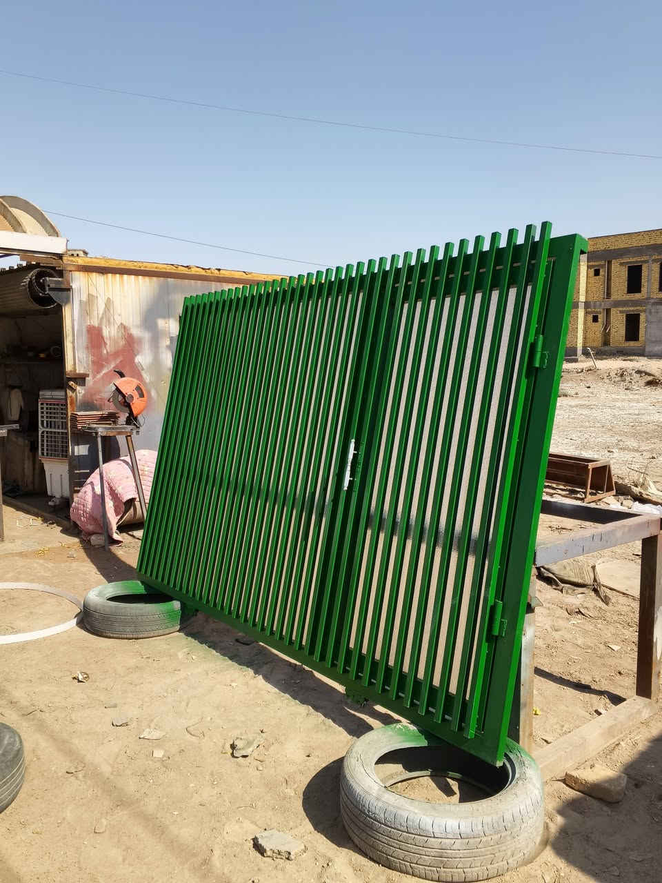 السلام عليكم حداد متنقل اشتغل ابواب شبابيك سقائف جينكو سندويش درج خارجي محجرات ميوزه محميات ابراج الي عنده شباك طاك نرمايد واجهات محلات كلشي نشتغل وانسب الاسعار انشاء الله  ***********
