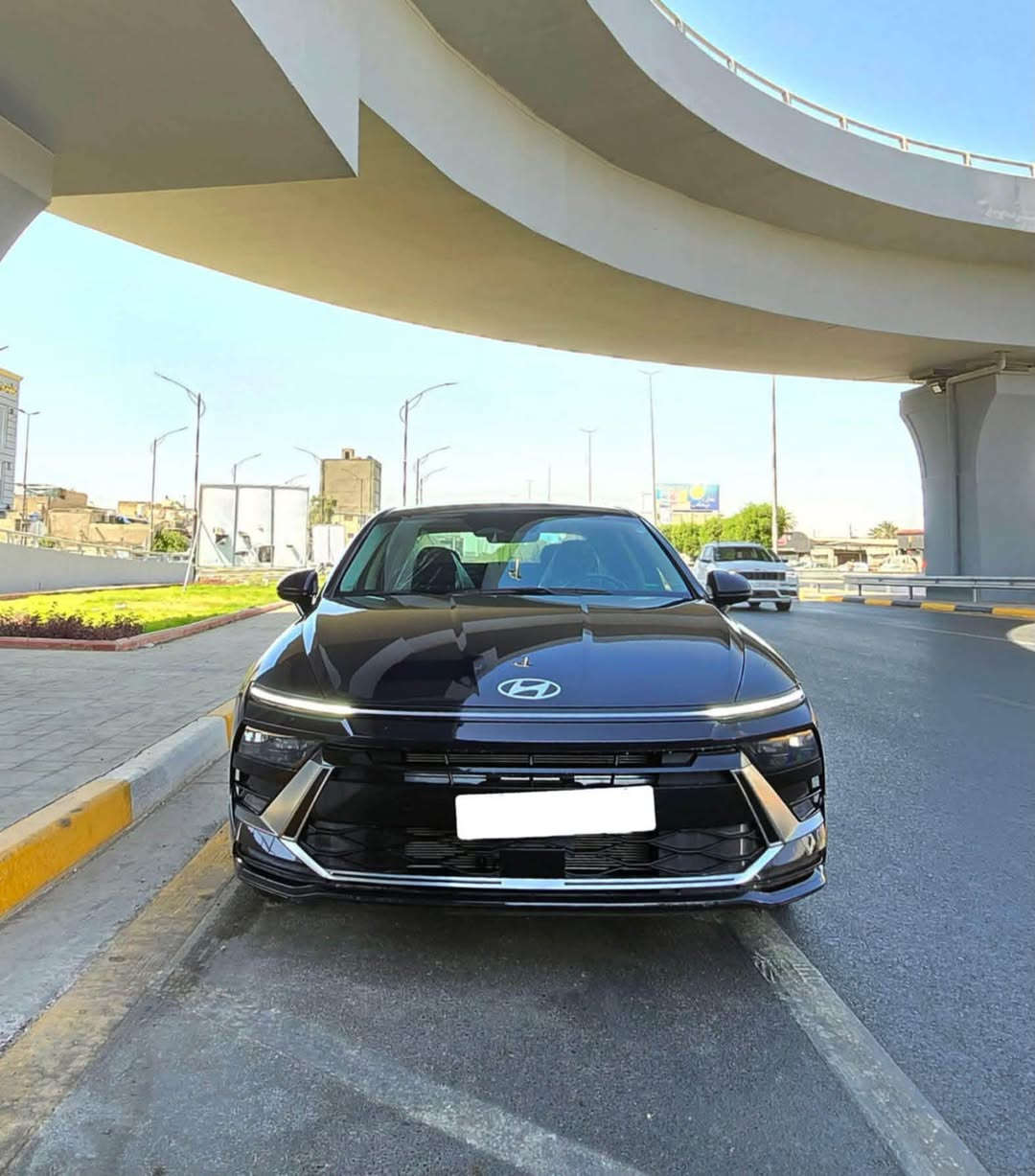 سوناتا 2025 الجديد وارد امريكي
رقم اربيل باسمي / هزه وفحص كله جديد 
ماشيه 18 الف كيلو فقط  
2500 مكينة تنفس طبيعي 
السياره بدون صبغ بدون دواخل فقط قطعه وحده جاملغ السكن ونفسه متعدل وراجع ايرباك برده ففط 
بصمة تشغيل + البوب بصمة + تشغيل عن بعد + جنطه ذكيه + ترحيب عند الاقتراب 
فول تحكم ستيرن + شفتات ستيرن  
كشن السايق كهربائي
تبريد شاشة بيانو منفصل
تدفئه بالكشنات
اوتو هولد + اوتو اوف
مانع انحدار ومانع انزلاق
لد امامي نهاري
لايت زينون عالي ناصي
رادار امامي خلفي جانبي
شاشة كبيره + كامرا خلفيه دوارة مانع تصادم امامي خلفي
قيادة آليه تحديد مسار
سايد بريك دكمة
السياره كلش جديده
مكاني بغداد المنصور 14 رمضان 
سعره السياره ب 190  ورقه وبيه مجال حك الجيه وكل الهلا بيكم 
*********** اتصال او واتس اب

