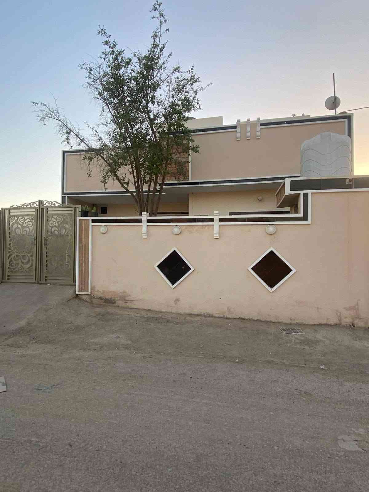 ***********
السلام عليكم بيت 190متر🏠
 سند 25 قرب ابو عمار العزاوي 
استقبال ديكور حديث 🔥
البيت بي 4غرف نوم🛏️
3 حمامات 🚾
منوار +ترك 
السطح الاول والثاني شتايكر 
كهرباء +سحب +ماء ✅
قرب سده جبور  
السعر 100 وبي مجال💥💥💲
للستفسار اكثر للتصال على الرقم

