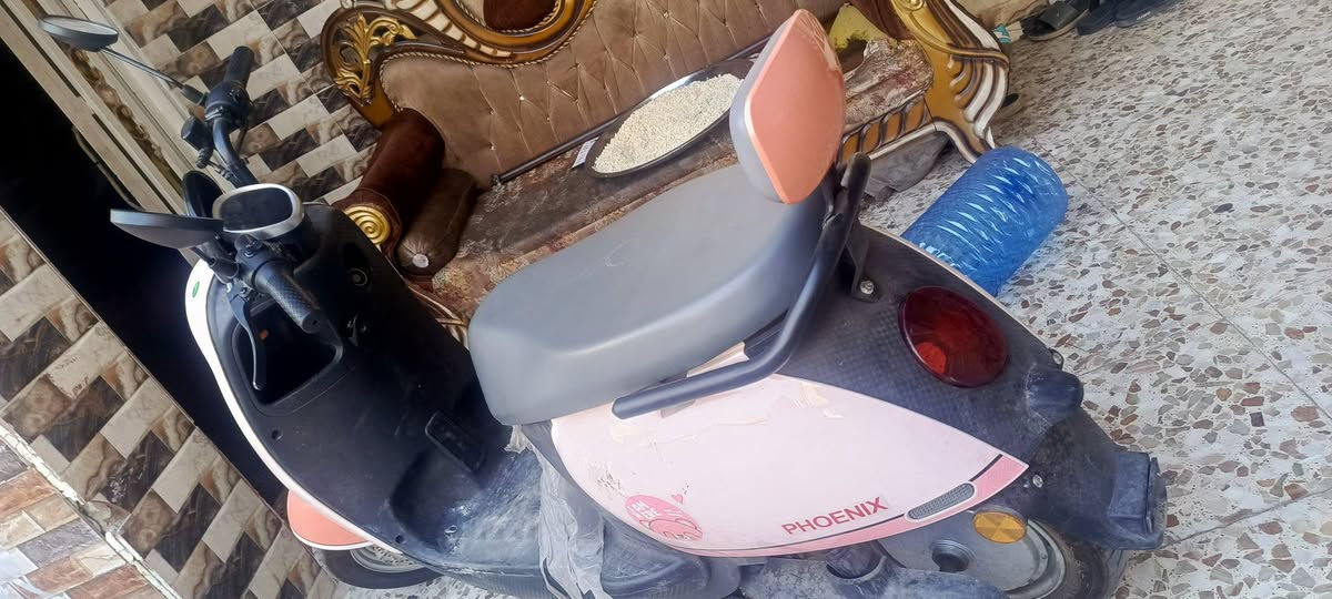 السلام عليكم 
دراجه شحن للبيع استخدام قليل نظيف طخه مابيها
ضمان سنه شحنه وحده 45 كيلو هذا وصل الضمان 
سرعه 55 
السعر 650 
***********
