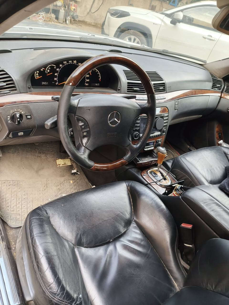 السلام عليكم 
مارسدس غواصة w220
s350. 2003 

فول مواصفات كفالة عامه عدا قطعه وحدة صبغ 

السعر 11000 دولار 
شدة و عشرة 
***********
