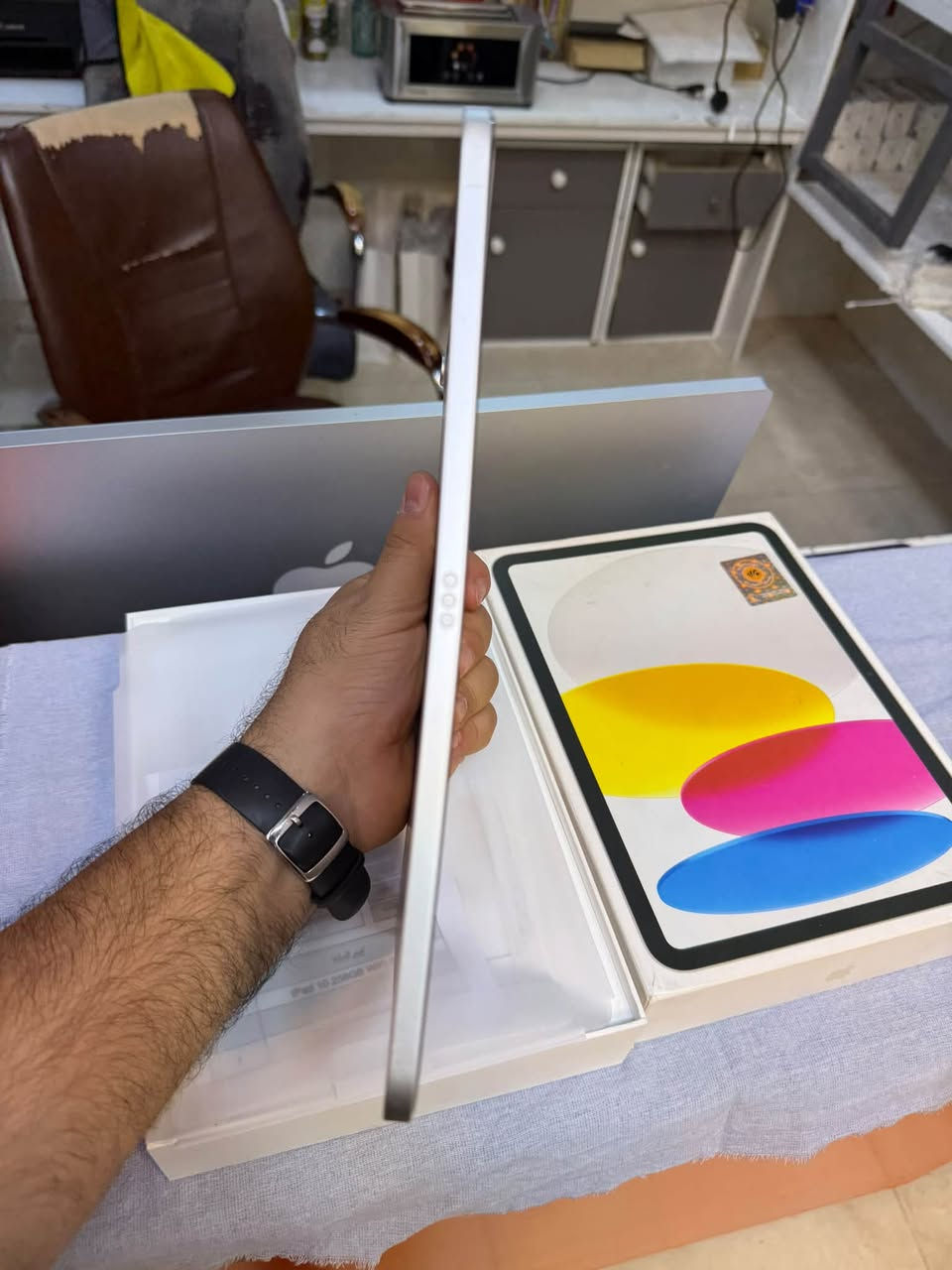 Apple ipad 10.9 - 256
ايباد 10 ذاكرة 256 ضمان شركة عين الفهد الجهاز
كارتونة وغراض كاملة 
السعر 400 الف قفل من الاخير 
بي شوية عواج بالشاصي 
بطارية 87 
نظافة 95% 
عنواني زيونة 
متواجد واتساب 
***********
