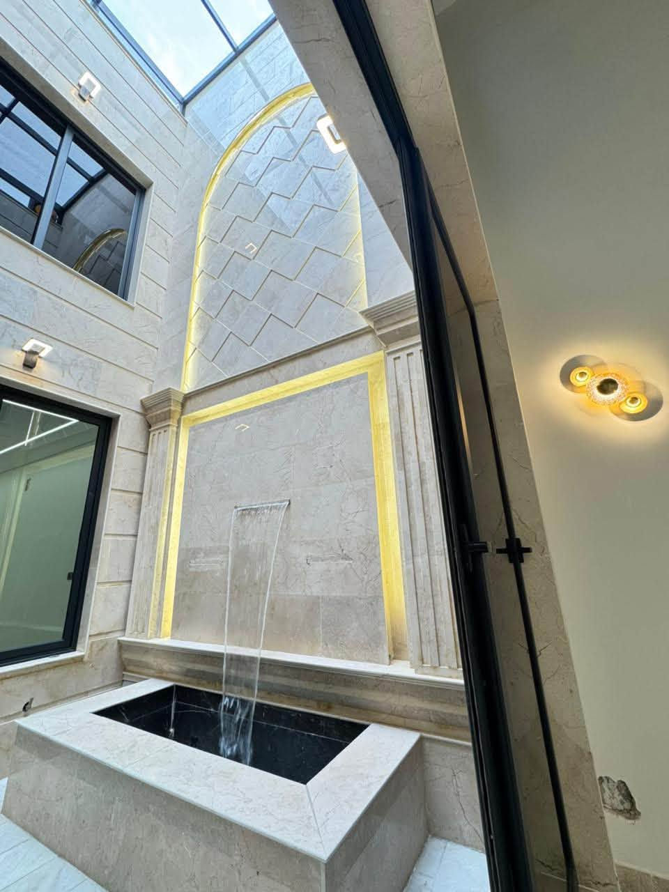 عرض رقم (65)   نـادر  الاولـى 
🏗️🧱 دار حــــديث للبيع " طابو ملك صرف
" 
فـٓــــي نـادر   الأولى 
_________________
مساحـــــة  الـدار 187,5متر  

الــواجـهـة 7,5 مــــتر
 الـــــــنزال 25 مــــتر 

البناء حـــــــــديث جداً 

🔹 عرض الشارع 10 مـتر 

🔹 يتكــون طابقيــن
🔹 عدد الغرف (4) 
🔴 باقي التفاصيل موضح في الفيديو 

_________________

للأستفســـــــار عــــــن  الدار  و سعــــــــر يرجـــــــىٰ تـــــــرگ تعليـــــق (الســعر  ) #وسيتــــــم #الـــــرد #خــــاص
____________________________________
لمــزيد من المعلومات الاتصال علـى الرقـم 
*********** المحامي علي الشرفـه 
*********** ســـيد حسنــين 
***********  ســــيد مـرتـضى 
او زيارة مكتبنا الكائن 
في الحلة  شارع 40 - بناية حلويات السمؤال

#الحلة
#بابل
#عقار
#دار
