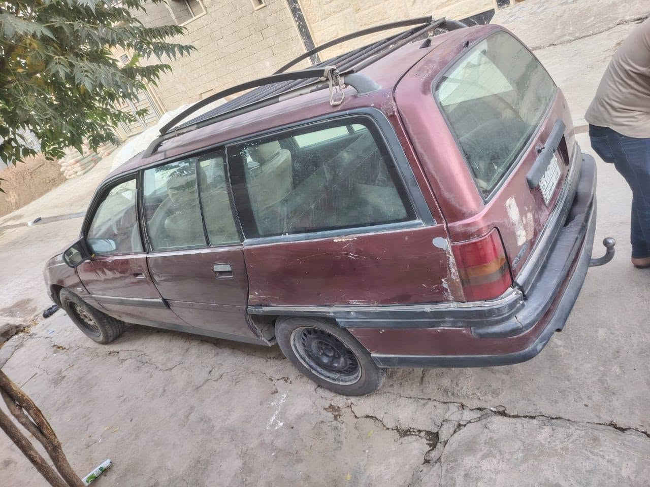 اوميگا 1992
سيارة مال شغل 
گير ومحرك جديد 
طخم نص عمر 
رقم الماني سنوية 2018
السعر 15 ومجال بسيط
***********

