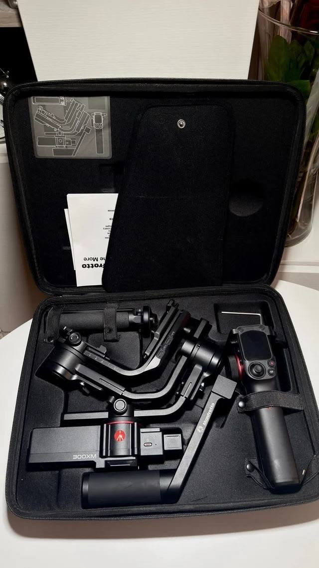 للبيع
للتواصل ***********
نظافته ٩٥ %
Manfrotto MVG300XM هو جيمبال ثلاثي المحاور Modular (قابل للفصل) مصمم لتثبيت كاميرات DSLR وMirrorless الثقيلة حتى 3.4 كجم بمرونة عالية.  ￼

✔ تصميم موديولار (Modular)
✔ مقبض قابل للإزالة ويمكن استخدامه كـ ريموت كونترول لاسلكي
✔ شاشة LCD تعمل باللمس على المقبض للتحكم في الإعدادات
✔ يأتي مع ملحقات كثيرة (سريع التحرير، حامل خلفي، ميني ترايبود)  ￼

⸻

⚙️ المواصفات التقنية

🔧 الخصائص الأساسية
 • نوع الجهاز: جيمبال استقرار ثلاثي المحاور (Pitch, Roll, Yaw)
 • التصميم: Modular (المقبض قابل للفصل ليعمل كجهاز تحكم)
 • التحكم:
 • شاشة LCD باللمس
 • Joystick للتحكم في الحركة
 • Knob متعدد الوظائف (يمكن استخدامه للتحكم في التركيز والكاميرا على الأجهزة المدعومة)  ￼

📐 نطاق الحركة
 • الدوران (Pan): 360°
 • الإمالة (Tilt): 340°
 • الدحرجة (Roll): 340°  ￼

📦 الحمل والوزن
 • وزن الجيمبال: حوالي 2 كجم
 • الحمولة القصوى: حتى 3.4 كجم (7.5 lbs)
 • الأبعاد: تقريبًا 19.6 × 29 × 46 سم  ￼

🔋 البطارية والشحن
 • نوع البطارية: Lithium-Ion مدمجة
 • مدة التشغيل: حتى 10 ساعات (عند الاستخدام العادي)
 • وقت الشحن: حوالي 2.6 – 2.8 ساعات
 • شحن: عبر USB-C (يمكن استخدام شاحن بقوة حتى 18 واط)  ￼

📱 الاتصال والتحكم
 • الوصلات: USB-C للشحن، Wi-Fi للتحكم
 • تطبيق: Manfrotto Gimbal 300XM للتحكم اللاسلكي وإعدادات إضافية  ￼

🌡 بيئة التشغيل
 • درجة الحرارة: من -10 °C إلى 45 °C  ￼

⸻

🎬 أوضاع التصوير والدعم

يحتوي الجيمبال على أوضاع تصوير مدمجة مفيدة للفيديوهات الإبداعية مثل:
✔ Timelapse
✔ Inception / vortex motion
✔ Panorama
✔ Portrait (تصوير عمودي)
✔ Selfie mode  ￼

⸻
