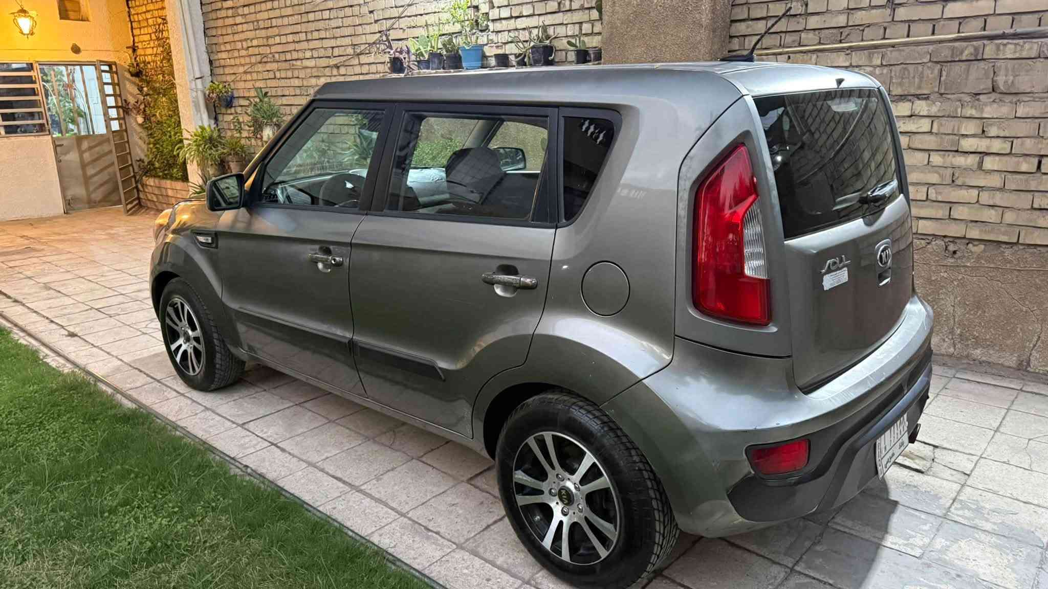 للبيع كيا صول موديل 2013 وارد امريكي حادثها جاملغ وبنيد وبيها بلعراق جاملغ اليمنه بدون دواخل رقم بغداد مميز تحويل ثاني يوم  جاهزه كير مكينه صدر تخم تاير مابيها اي نقص خير من الله السعر 78 مكانها بغداد البنوك لاستفسار ***********
