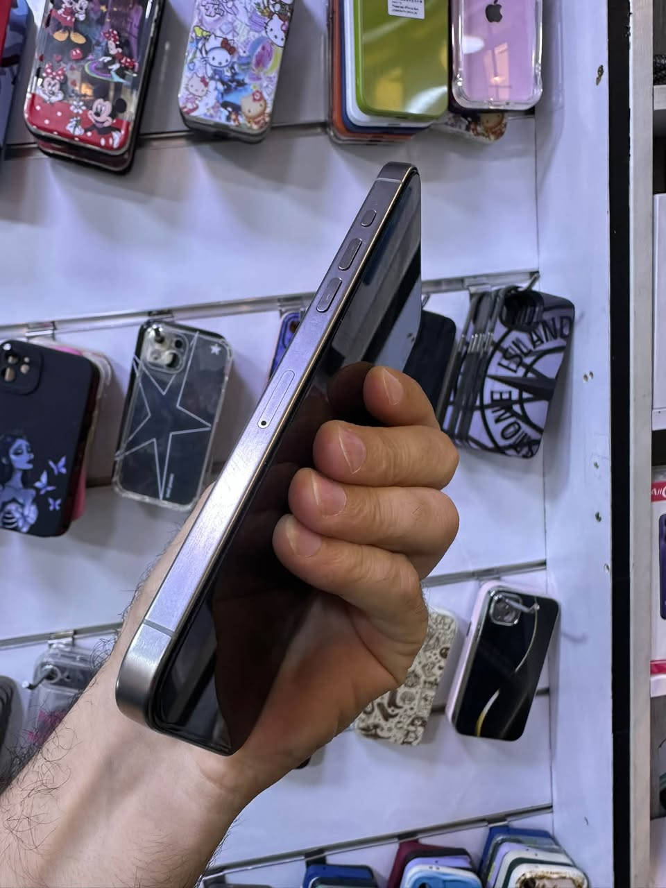 iPhone 15 Pro Max*
- *اللون*: تيتانيوم
- *النسخة*: شرق اوسط ماستر AH/A
- *الذاكرة*: 256GB
- *البطارية*85% بلاد
- *الحالة*: كله شغال
- *ملاحظة*: بي نقاط سود فقط2
   جهاز وتر بروف
- السعر*: 650 
جهاز نضافته100/100
هاتف:***********
مكان بغداد الدوره

نص مكتوب في الصور:
- 57 LTE 8:44
- حالة البطارية
- >
- عادية
- تععمل بطارية iPhone هذه على النحو المتوقع. حول البطارية
- والضمان...
- الحد الأقصى للقدرة
- 85%
- هذا قياس لقدرة البطارية مقارنة بقدرتها عندما كانت جديدة.
- قد تتسبب القدرة المنخفضة بتقليل ساعات الاستخدام بين
- عملية الشحن والأخرى.
- عدد الدورات
- 900
- هذا هو عدد مرات استهلاك iPhone لقدرة البطارية.
- معرفة المزيد...
- تاريخ التصنيع
- يناير 2024
- أول استخدام
- يونيو 2024