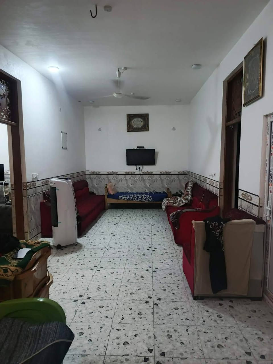 شار ع المشجر خلف اسواق جميل. 200م طابو زراعي سند 25  غرفتين وصاله واستقبال ومطبخ وصحيات داخليه خارجيه مناور. بناء 2025 جديد طابو ق كونكريت اولى بلبناء.  مكان مرتب خدمات متوفره السعر قفل 85مليون
الرقم للتواصل معنا:***********

