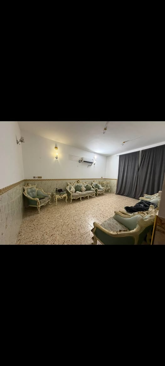 الدار للبيع💒 130 متر 
حي الوفاء منطقة ال41 
قرب ابو الاش موقع جدا راقي 
قرب سايدين وفاء جزيرة مقابل مجمع الجزيرة 
استقبال 
صاله 
غرفه 
مطبخ 
طابق واحد 
حمامات داخلي وخارجي 
كاشي سيراميك 
السعر 165
بناء درجة اولى صب 
***********
