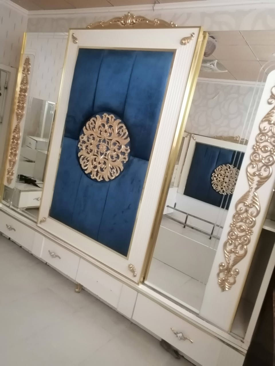 غرفة نوم للبيع سعرها ٦٠٠ الف.
***********
