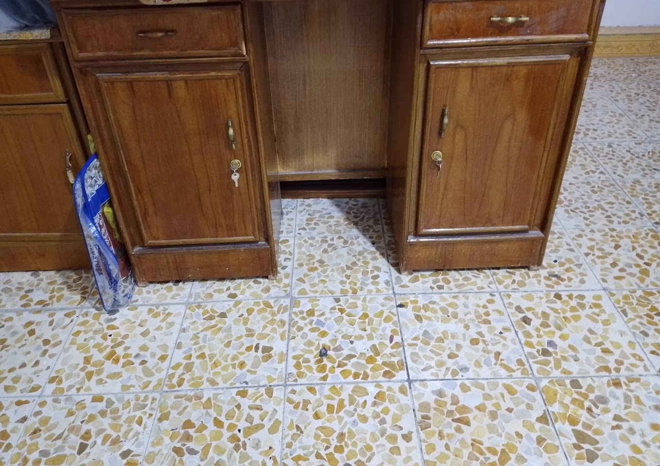 السلام عليكم ورحمة الله وبركاته 
ميز تواليت صاج جديد اشتريناه العام الابواب جديدة و القفل مال البوفيات و المفاتيح موجودة و جديدات و مرايته ولا خدش بيها 

⭕❌عيبه الوحيد ضرر حرق بسيط من شمعة انوضعت عليه و حرگته شوية وهاهي وموجود مكان الحرق بالصور⭕❌

السعر ٢٠٠ الف وبي مجال 
راسلوني واتساب للحجز مكاني بغداد/ التراث
***********
