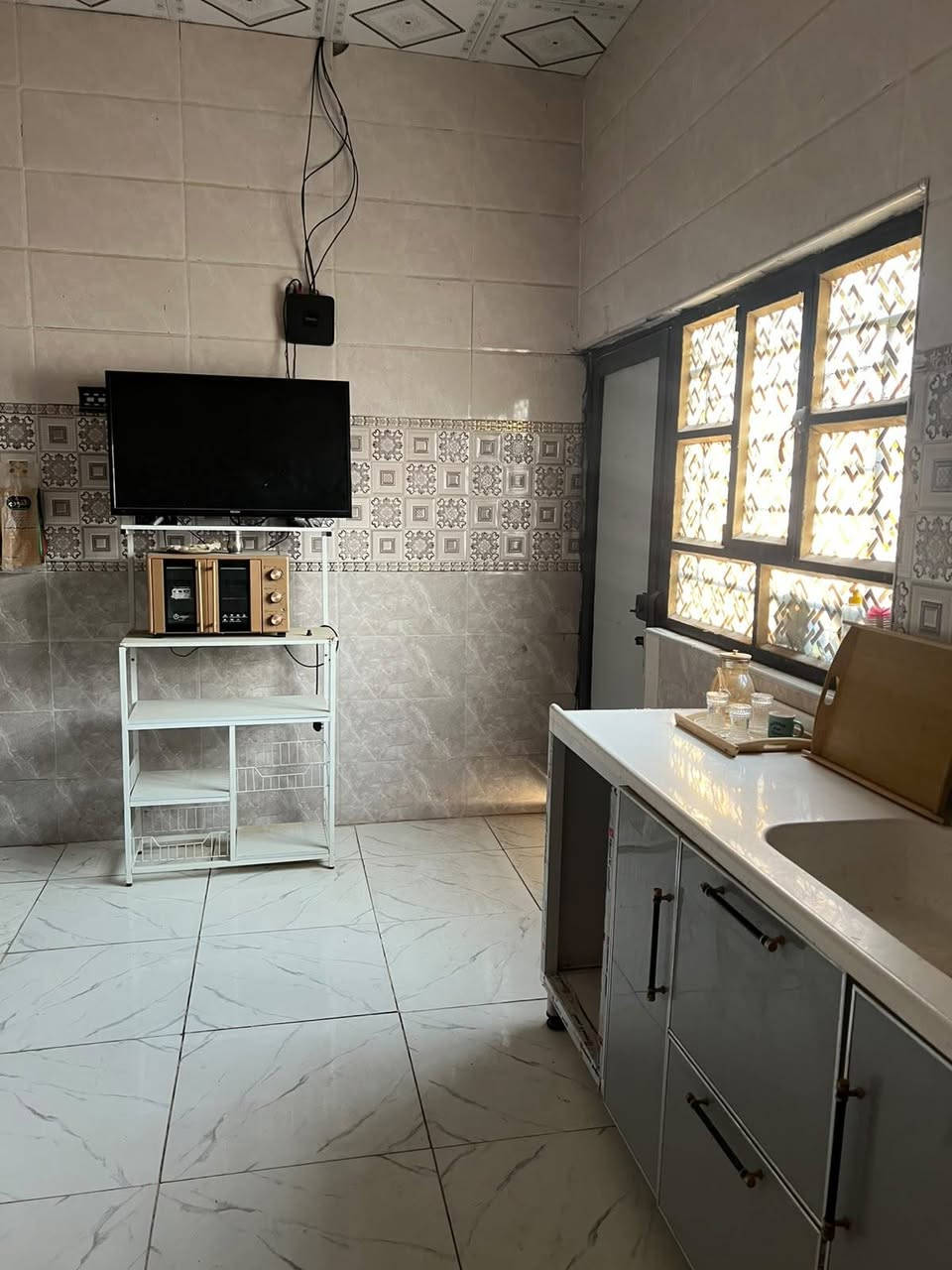 منزل بمساحه 200 متر
الموقع الصالحيه قرب مدرسه الريف الزاهر 
البناء ٢ غرف نوم + صاله +ديوان 
سنه البناء 2025  _ نوع البناء طابوق درجه والى 
السعر ١٣٠  مجال جدآ قليل 
بيع مستعجل 🔥🔥
التواصل عبر الوات ساب 
***********
