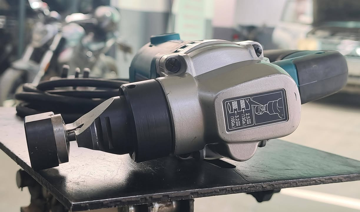 🔥 للبيع: مقص حديد كهربائي ماكيتا (Makita JN3201) أصلي بحالة ممتازة
إذا كنت تبحث عن القوة والدقة في قص الحديد والصاج والمعادن، فهذا المقص الاحترافي هو الخيار المثالي للورش والأعمال الثقيلة!
✨ المواصفات:
الماركة: ماكيتا (Makita) – ياباني أصلي.  
الموديل: JN3201.  
الاستخدام: قص الحديد والصاج والستانلس ستيل بكل سهولة ودقة.  
الحالة: نظيف جداً بحالة ممتازة وجاهز للعمل مباشرة (كما موضح بالصور).  
💰 السعر: 225 ألف دينار (قابل للتفاوض)
📍 الموقع: بغداد – حي العدل
🚚 التوصيل: متوفر توصيل لكل المناطق
📞 للتواصل والاستفسار: *********** (أو مراسلة على الخاص)

نص مكتوب في الصور:
- للبيع: مقص حديد كهربائي ماكيتا (Makita JN3201) أصلي بحالة ممتازة! صناعة يابانية أصلية 🇯🇵 حالة ممتازة وجاهز للعمل 🛠️ قص دقيق ونظيف للحديد والصاج السعر: 225 ألف دينار قابلة للتفاوض الموقع: بغداد - حي العدل متوفر توصيل لكل المناطق للاستفسار وتفاصيل الشراء: ***********